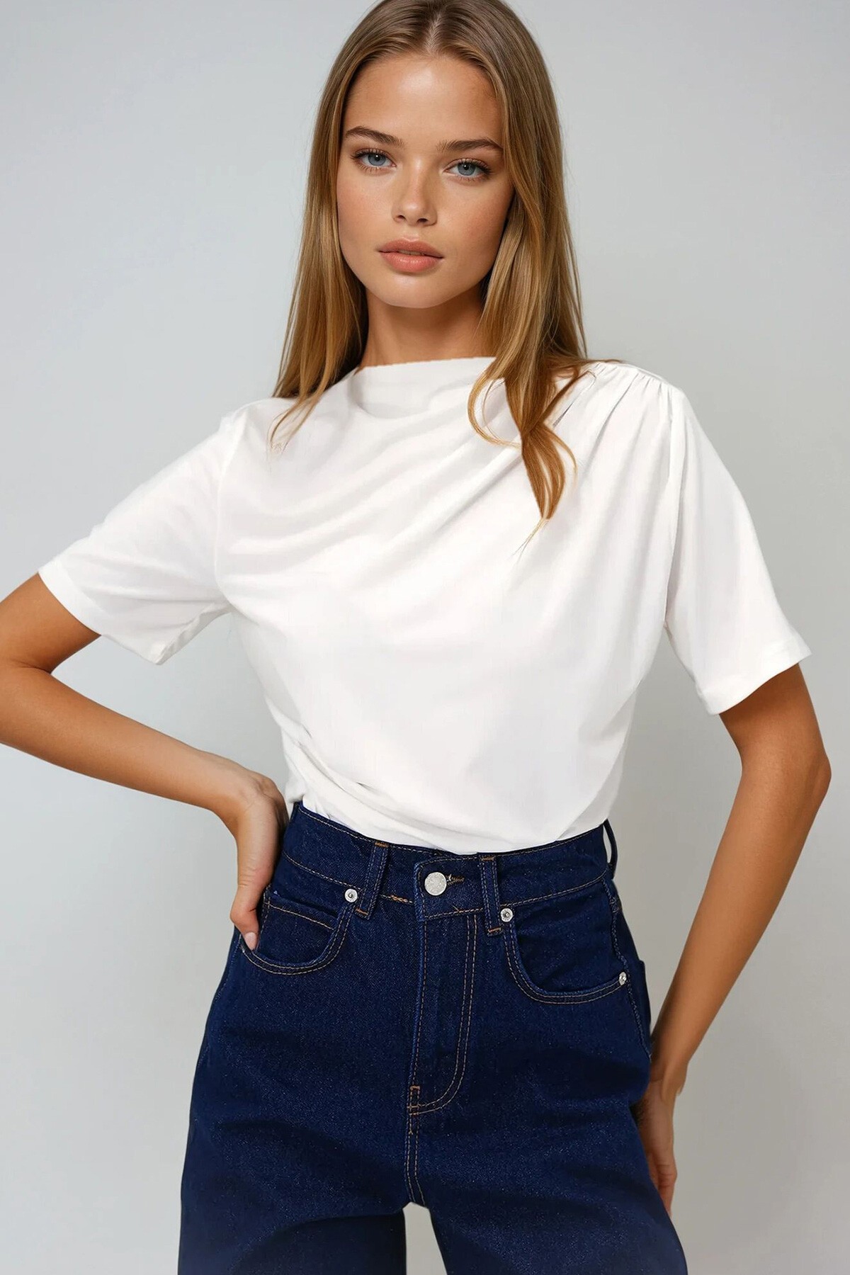 Beyaz Dik Yaka Yarım Kol Beli Ve Omuzu Drapeli Sandy Bluz