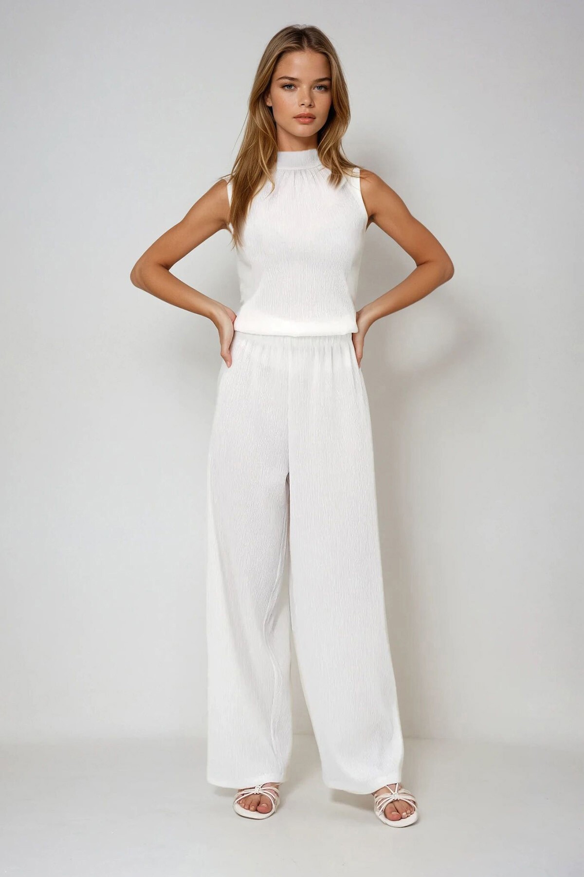 Beyaz Dokulu Dik Yaka Bluz Ve Pantolon  Takım