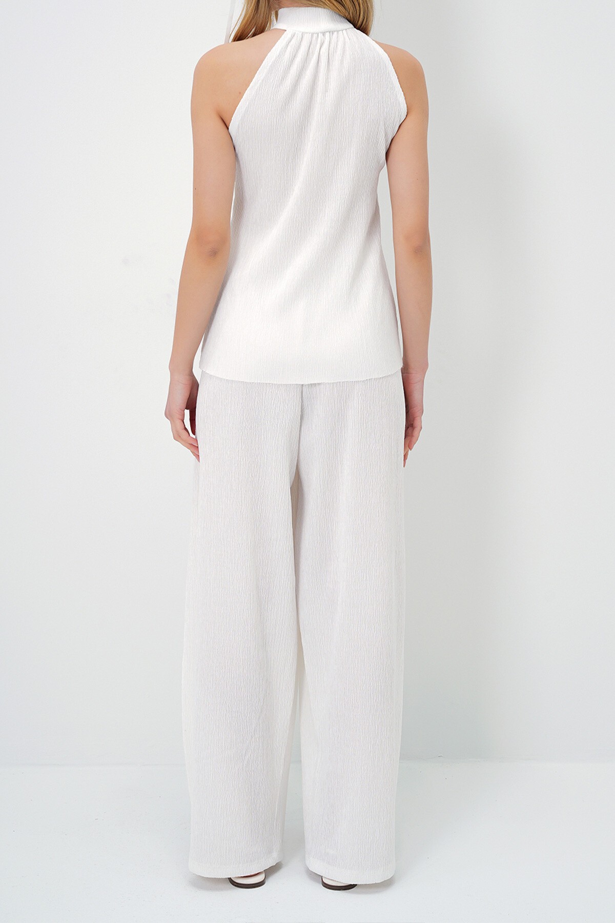 Beyaz Dokulu Dik Yaka Bluz Ve Pantolon  Takım