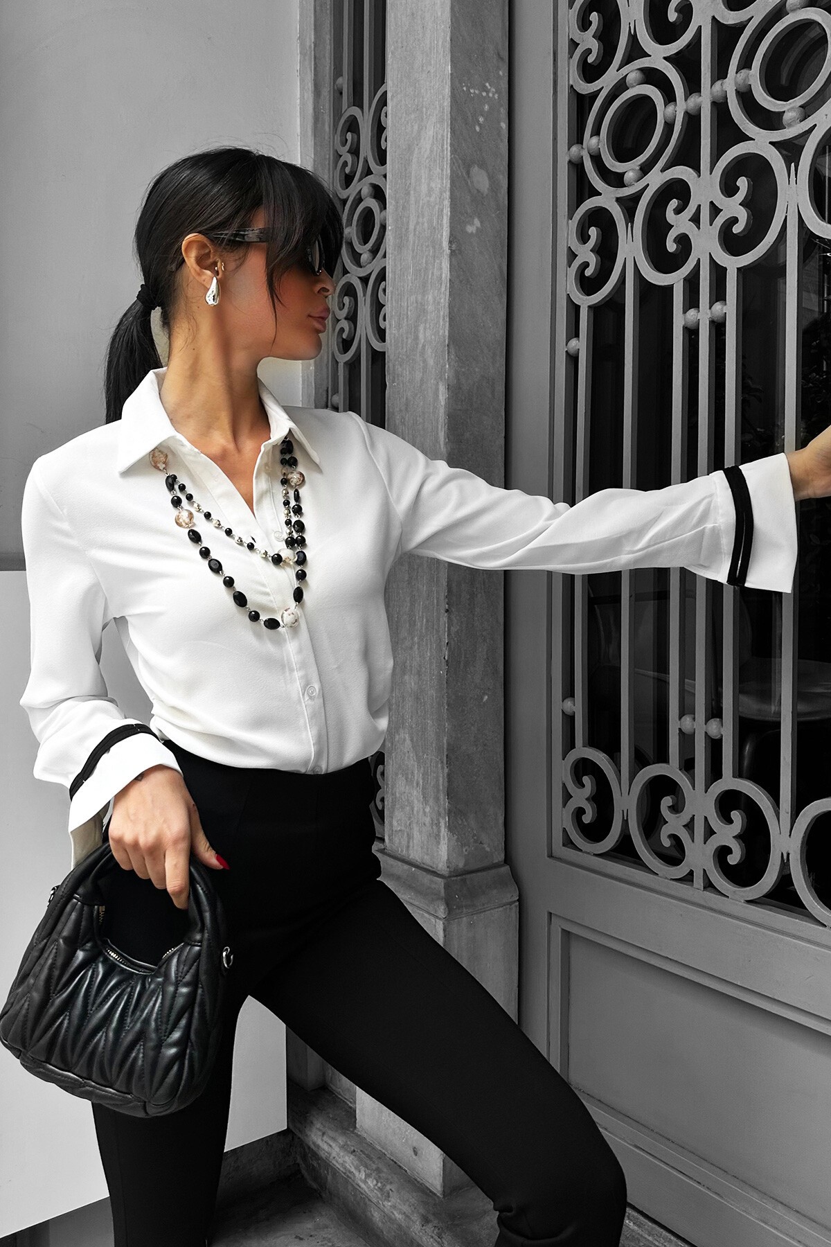 Beyaz Drapeli Gömlek