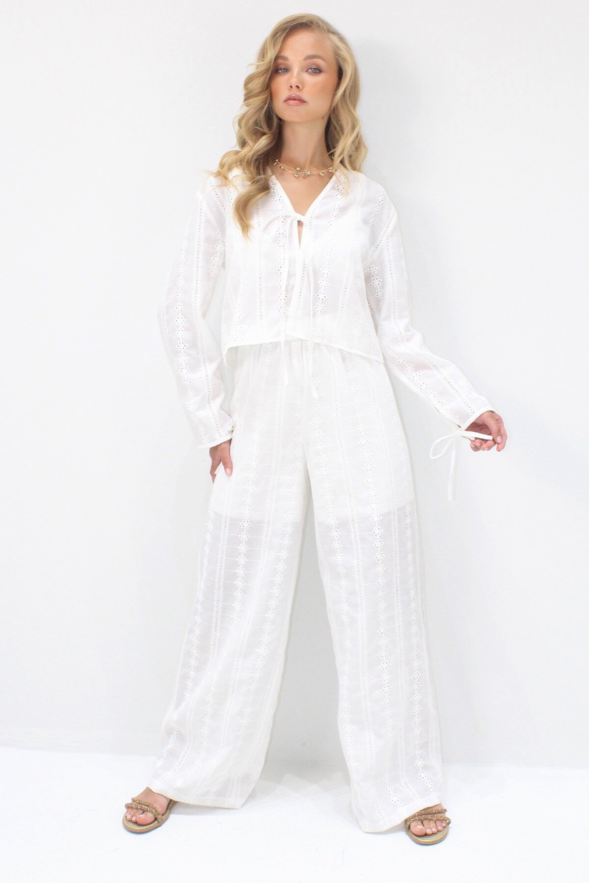 Beyaz Fisto Nakışlı Crop Ceket Ve Yarım Astarlı Dokuma Pantolon Takım