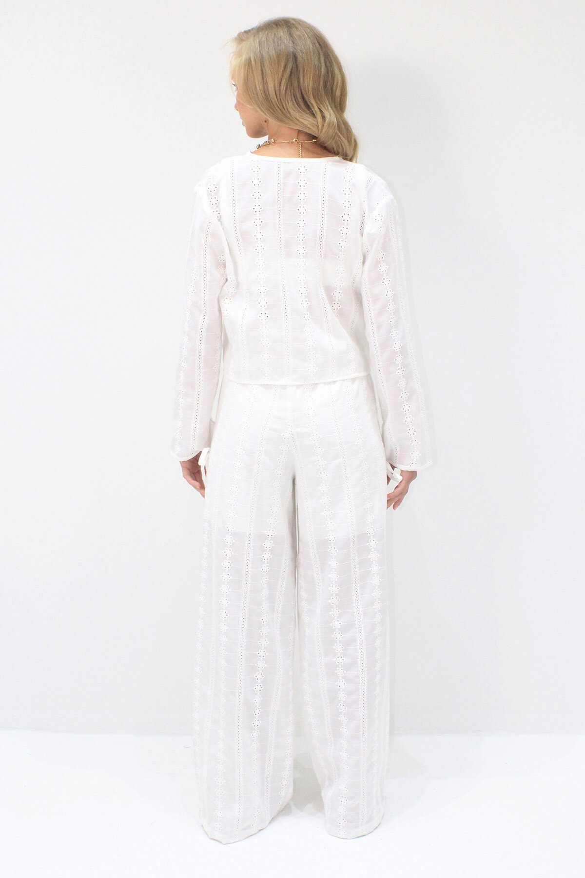 Beyaz Fisto Nakışlı Crop Ceket Ve Yarım Astarlı Dokuma Pantolon Takım