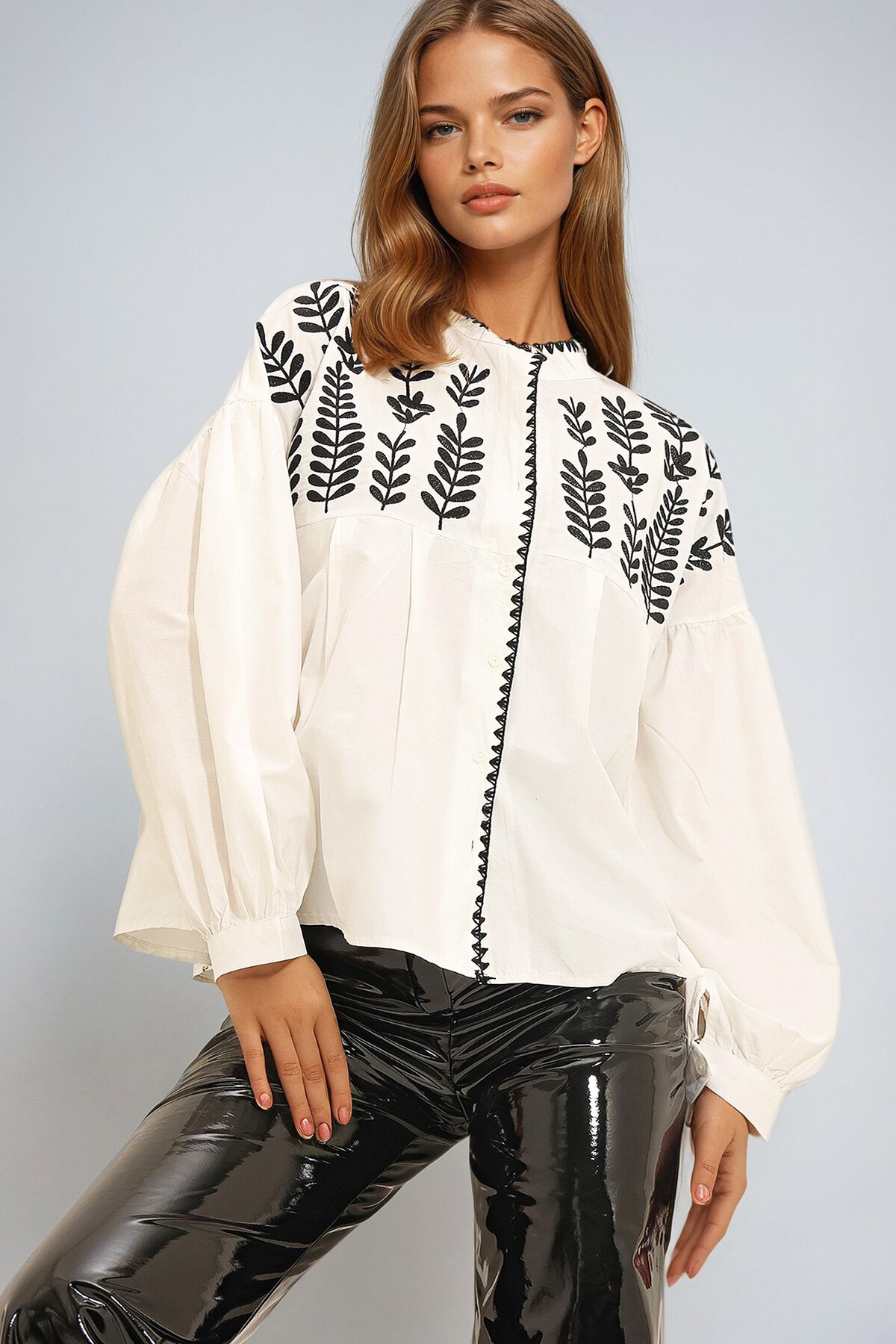 Beyaz Hakim Yaka Nakışlı Gömlek