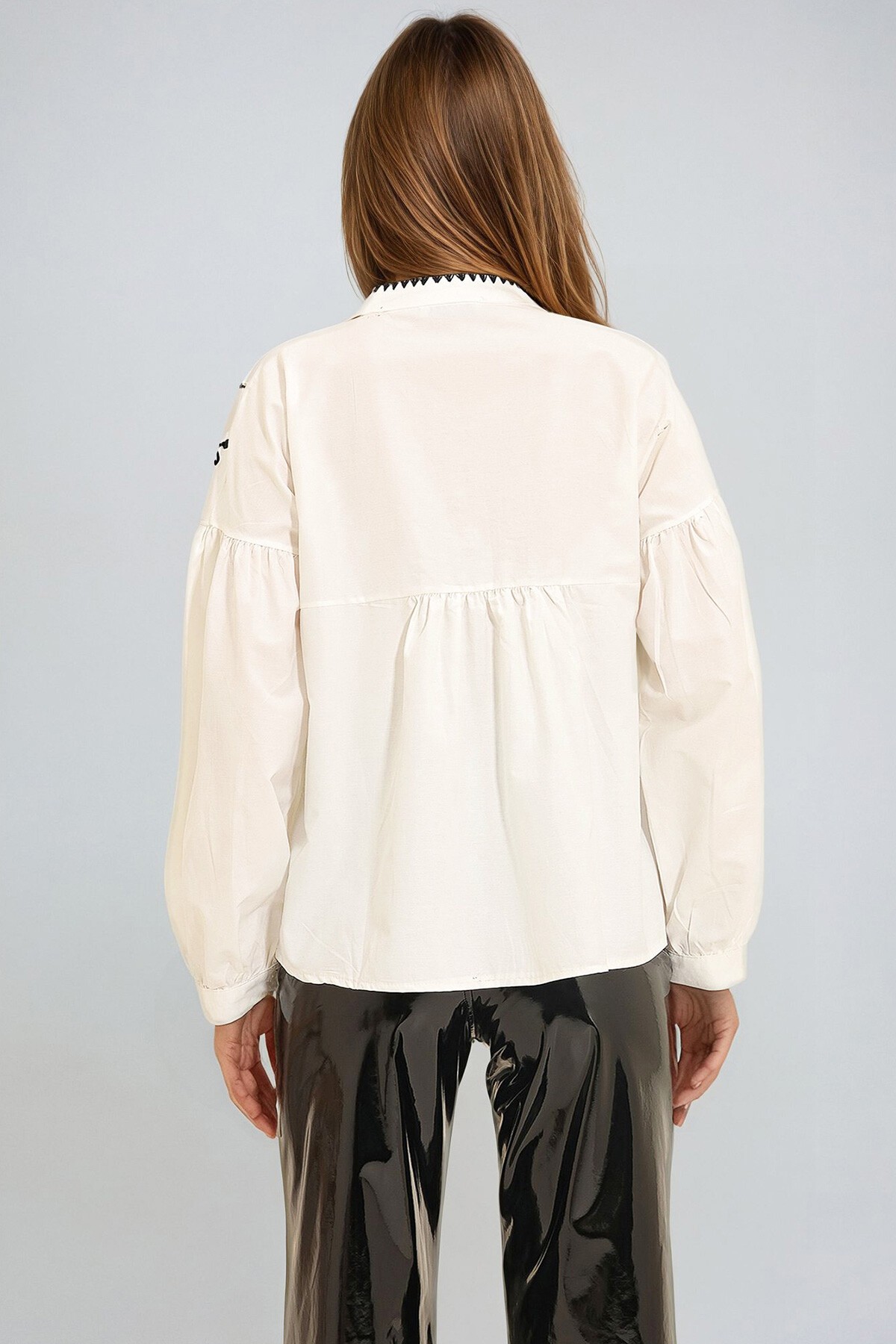 Beyaz Hakim Yaka Nakışlı Gömlek