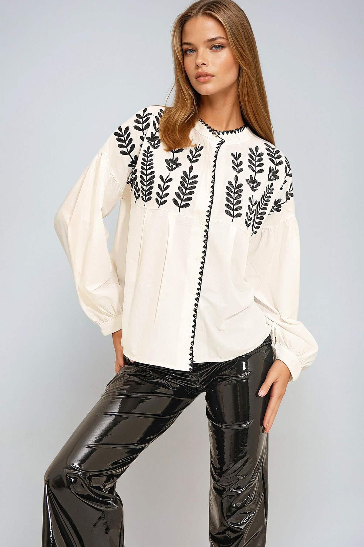 Beyaz Hakim Yaka Nakışlı Gömlek