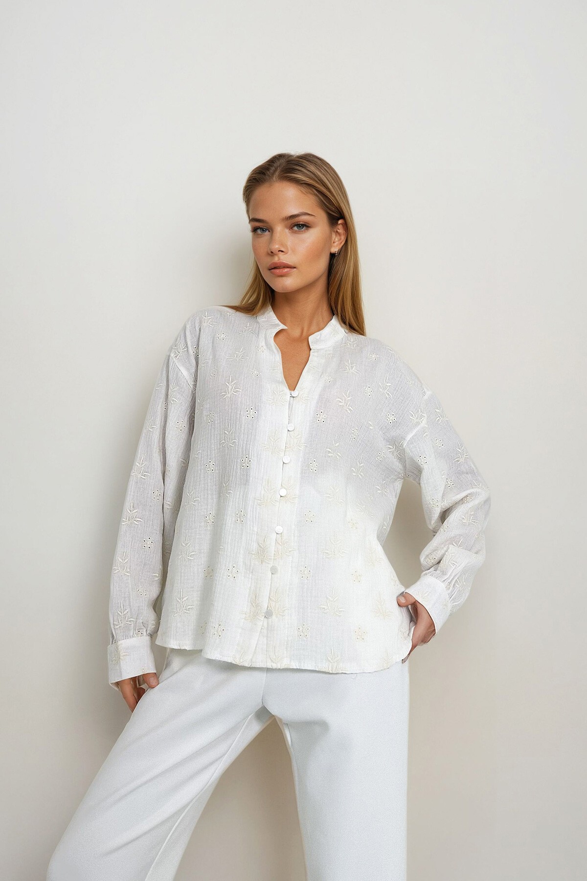 Beyaz Hakim Yaka Nakışlı Gömlek