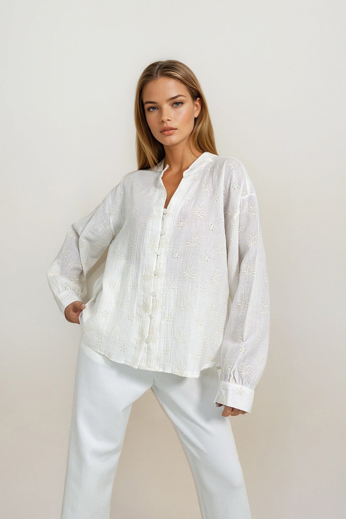 Beyaz Hakim Yaka Nakışlı Gömlek