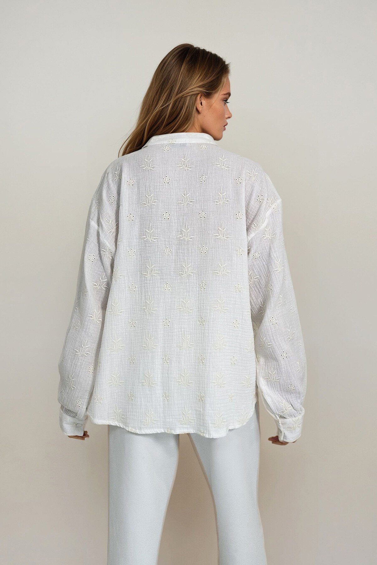 Beyaz Hakim Yaka Nakışlı Gömlek