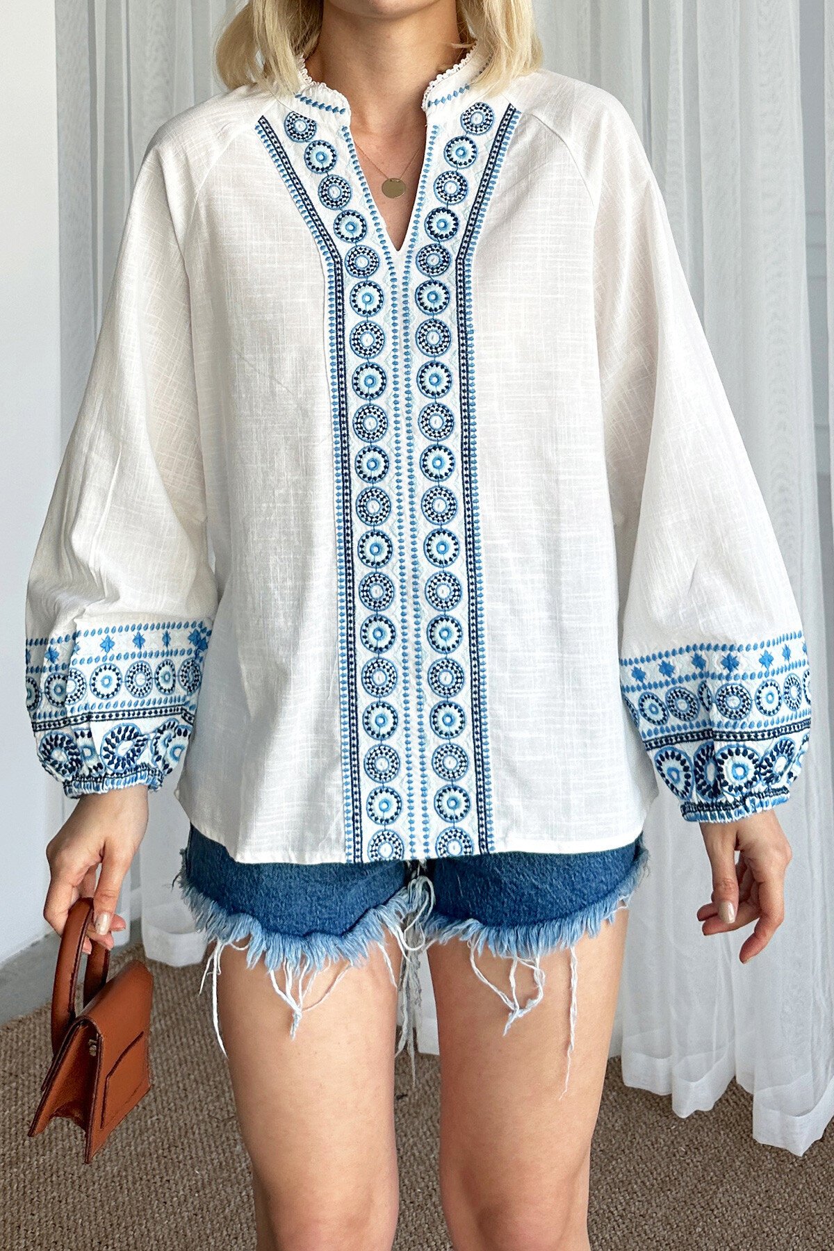 Beyaz Hakim Yaka Önü Ve Kolları Nakış İşlemeli Bluz