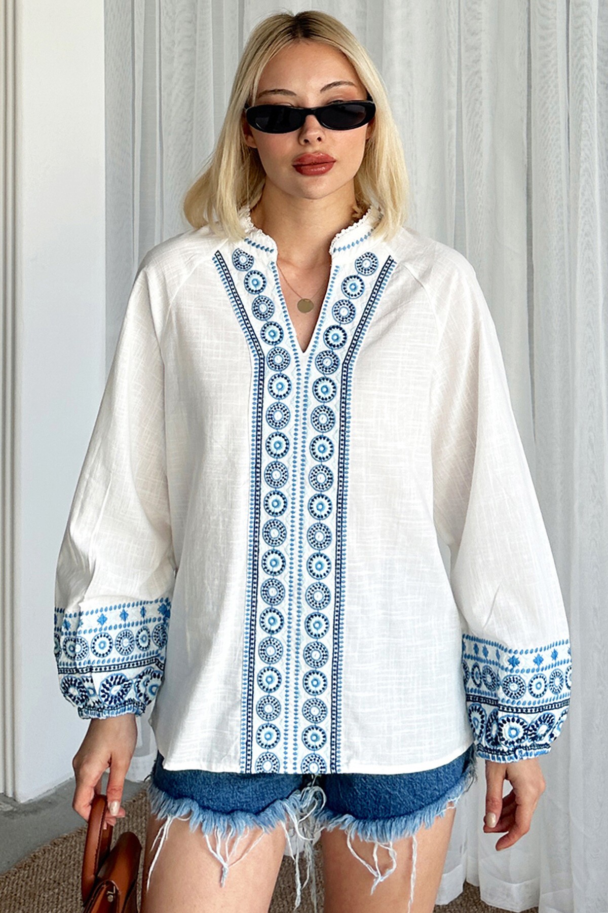 Beyaz Hakim Yaka Önü Ve Kolları Nakış İşlemeli Bluz