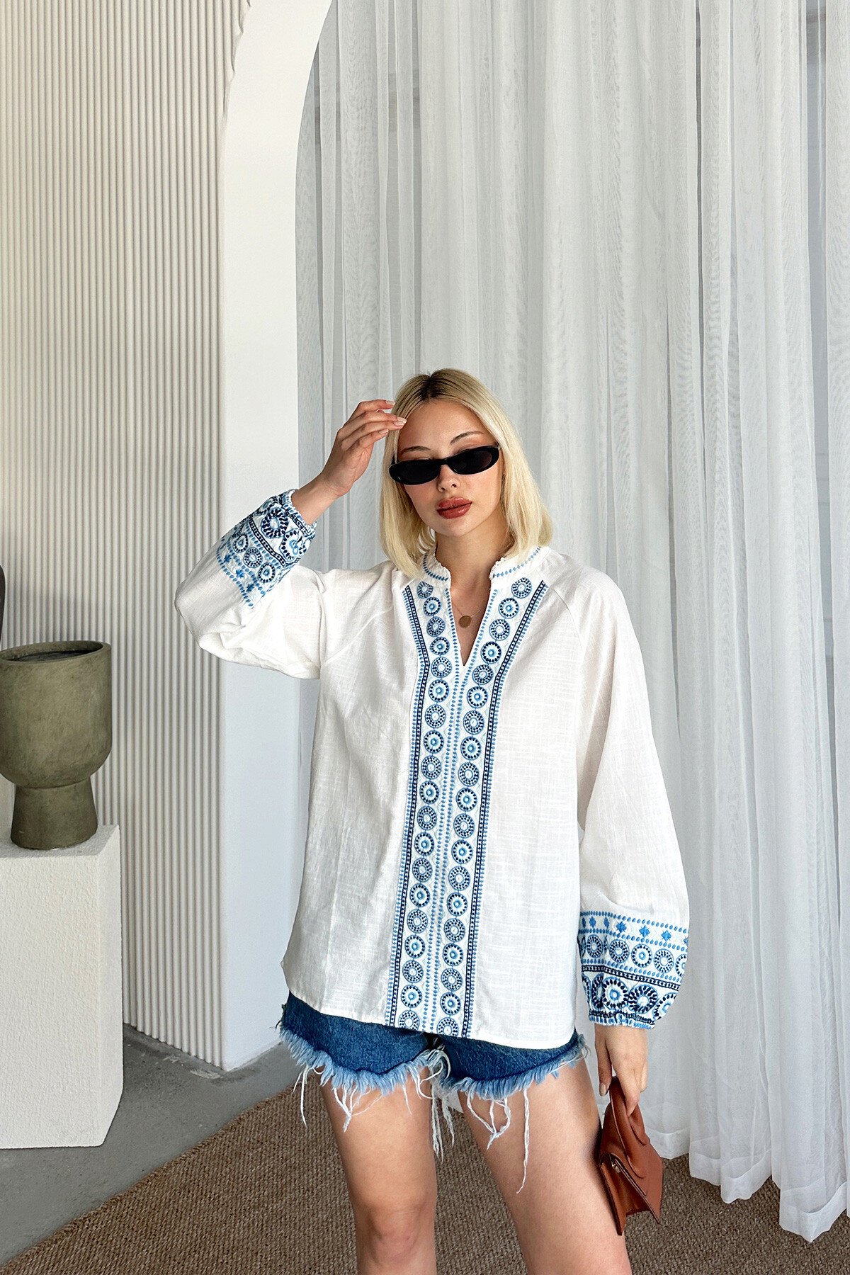 Beyaz Hakim Yaka Önü Ve Kolları Nakış İşlemeli Bluz