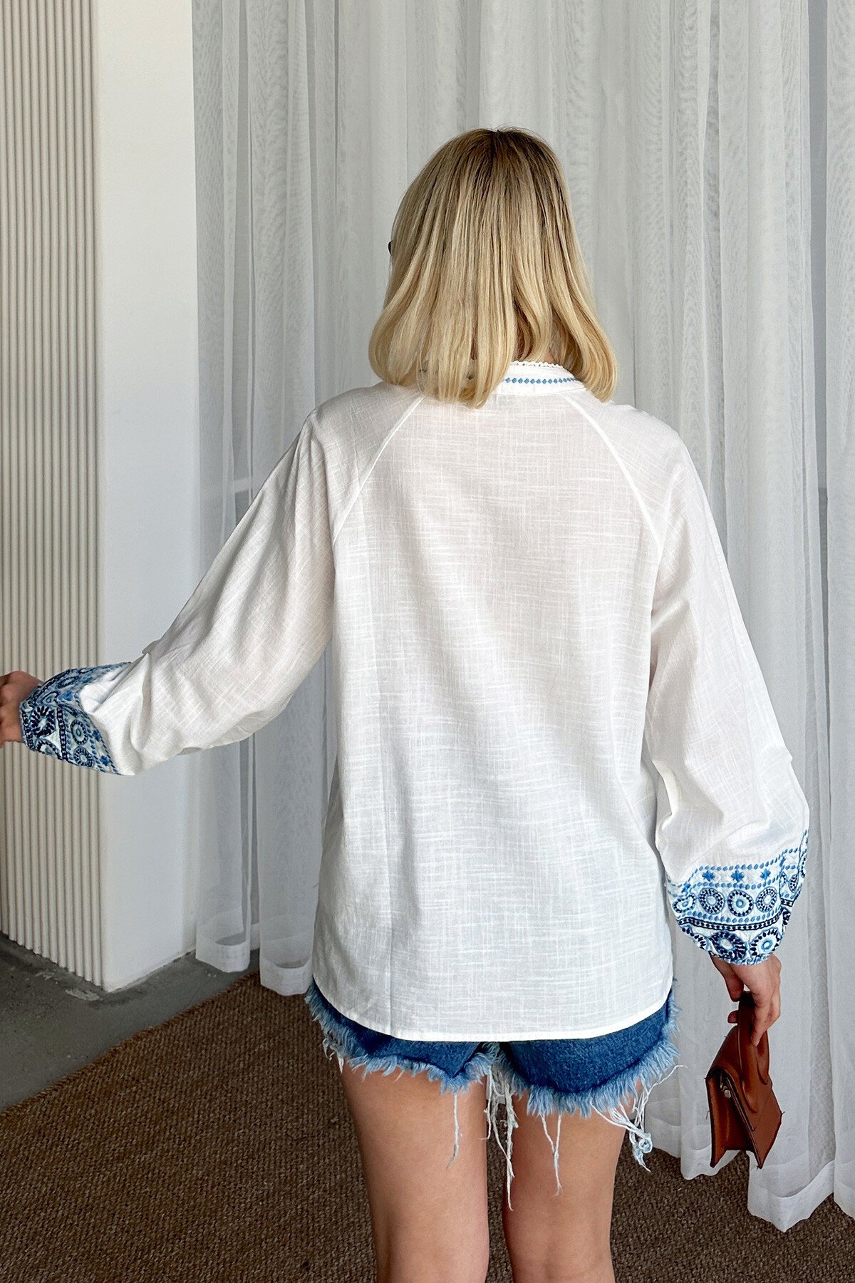 Beyaz Hakim Yaka Önü Ve Kolları Nakış İşlemeli Bluz