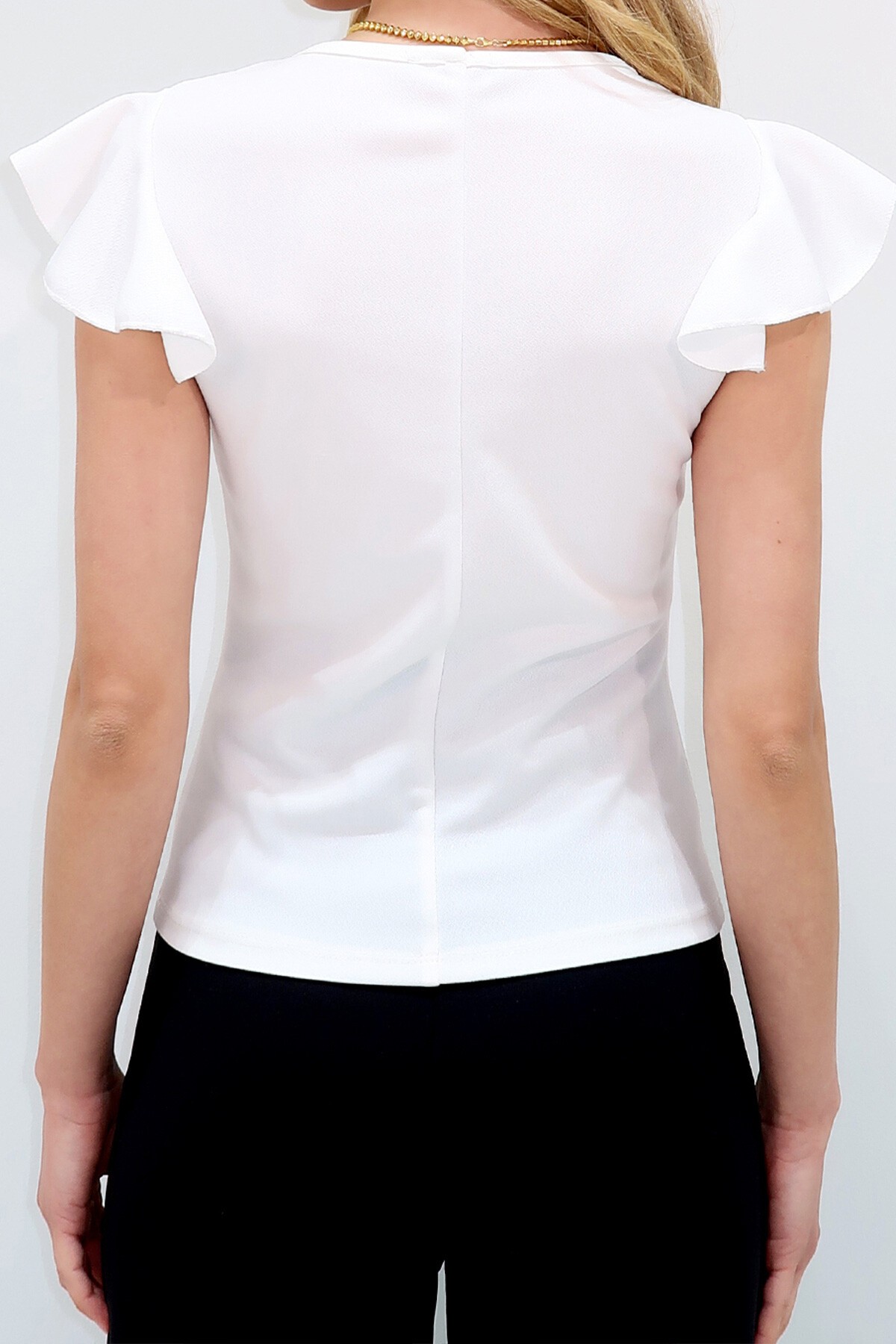 Beyaz Kalp Yaka Omuzları Fırfırlı Büzgü Detaylı Örme Krep Bluz