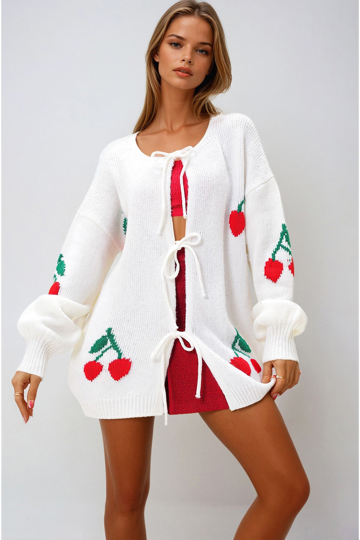 Beyaz Kare Yaka Önden Bağlamalı Kiraz İşlemeli Triko Hırka