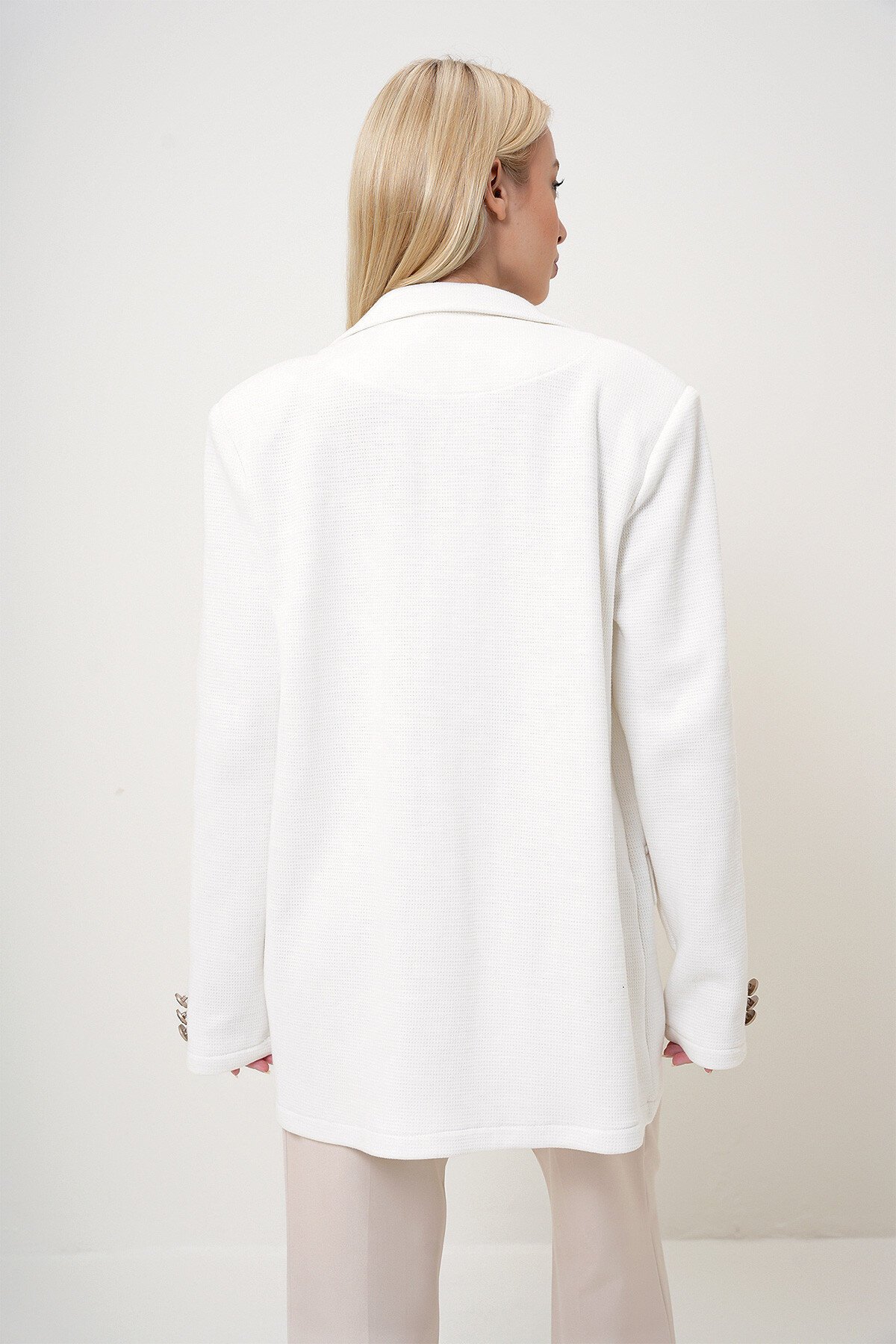 Beyaz Kruvaze Yaka Dokulu Düğme Kapamalı Blazer Ceket