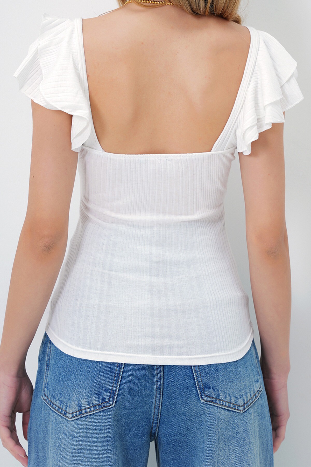 Beyaz Kruvaze Yaka Sırt Dekolteli Omuzları Fırfırlı Bluz