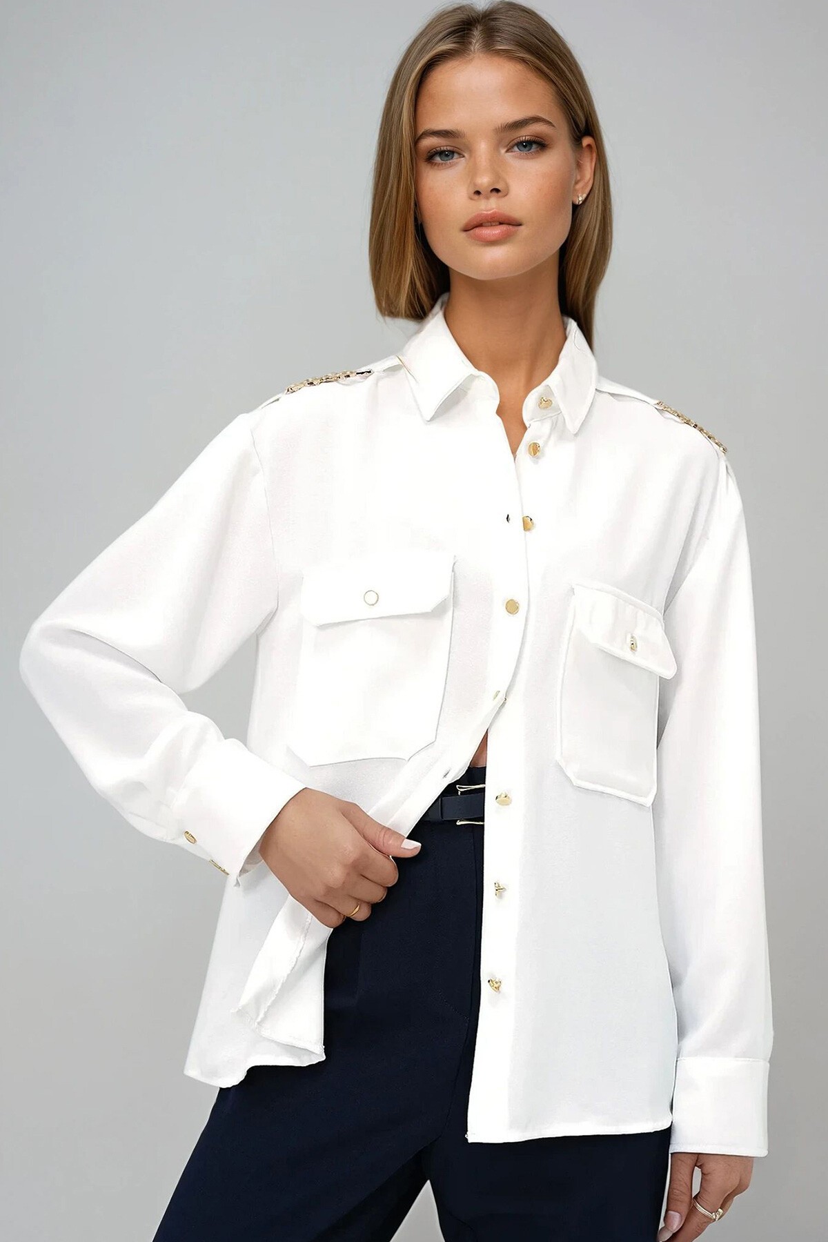 Beyaz Metal Apoletli Çift Cepli Dokuma Krep Gömlek