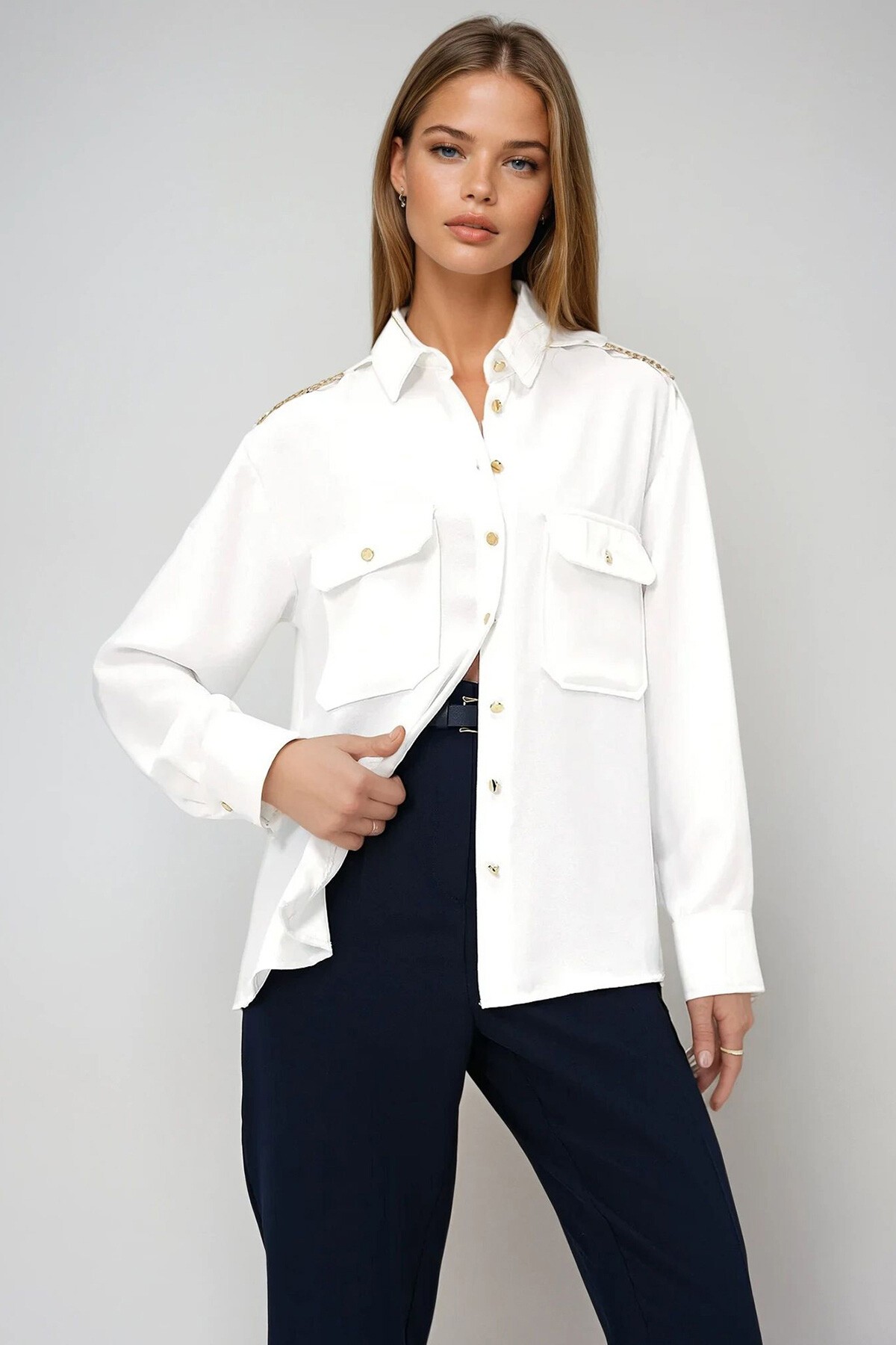 Beyaz Metal Apoletli Çift Cepli Dokuma Krep Gömlek