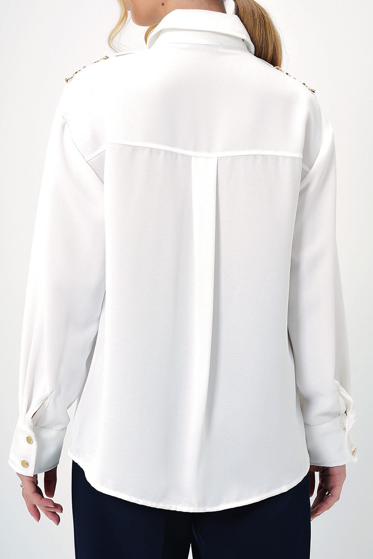 Beyaz Metal Apoletli Çift Cepli Dokuma Krep Gömlek
