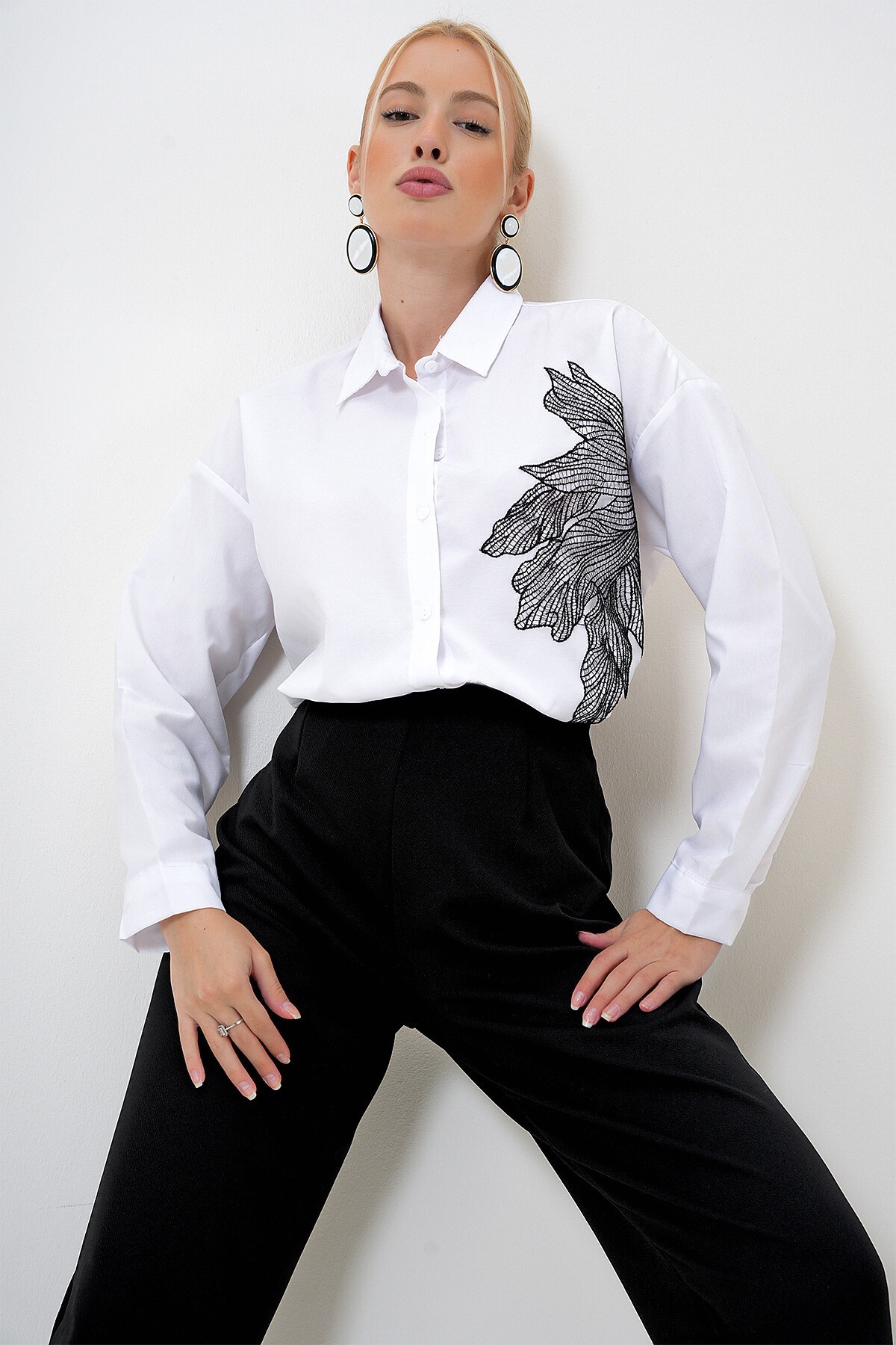 Beyaz Nakışlı Oversize Uzun Dokuma Gömlek