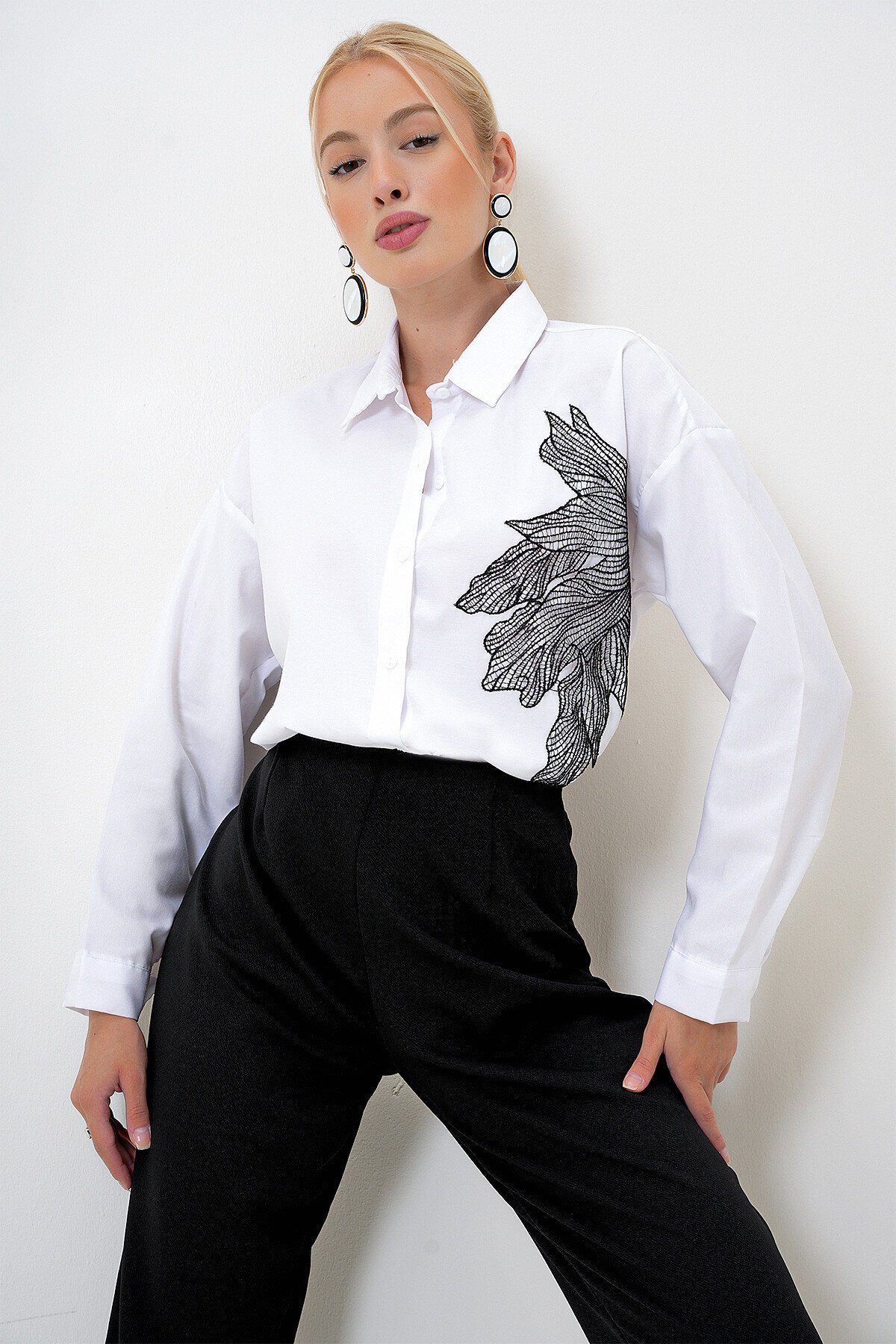 Beyaz Nakışlı Oversize Uzun Dokuma Gömlek