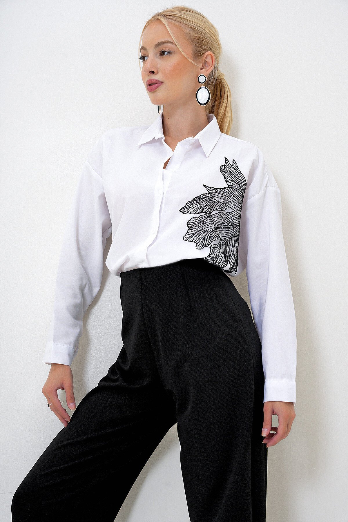 Beyaz Nakışlı Oversize Uzun Dokuma Gömlek