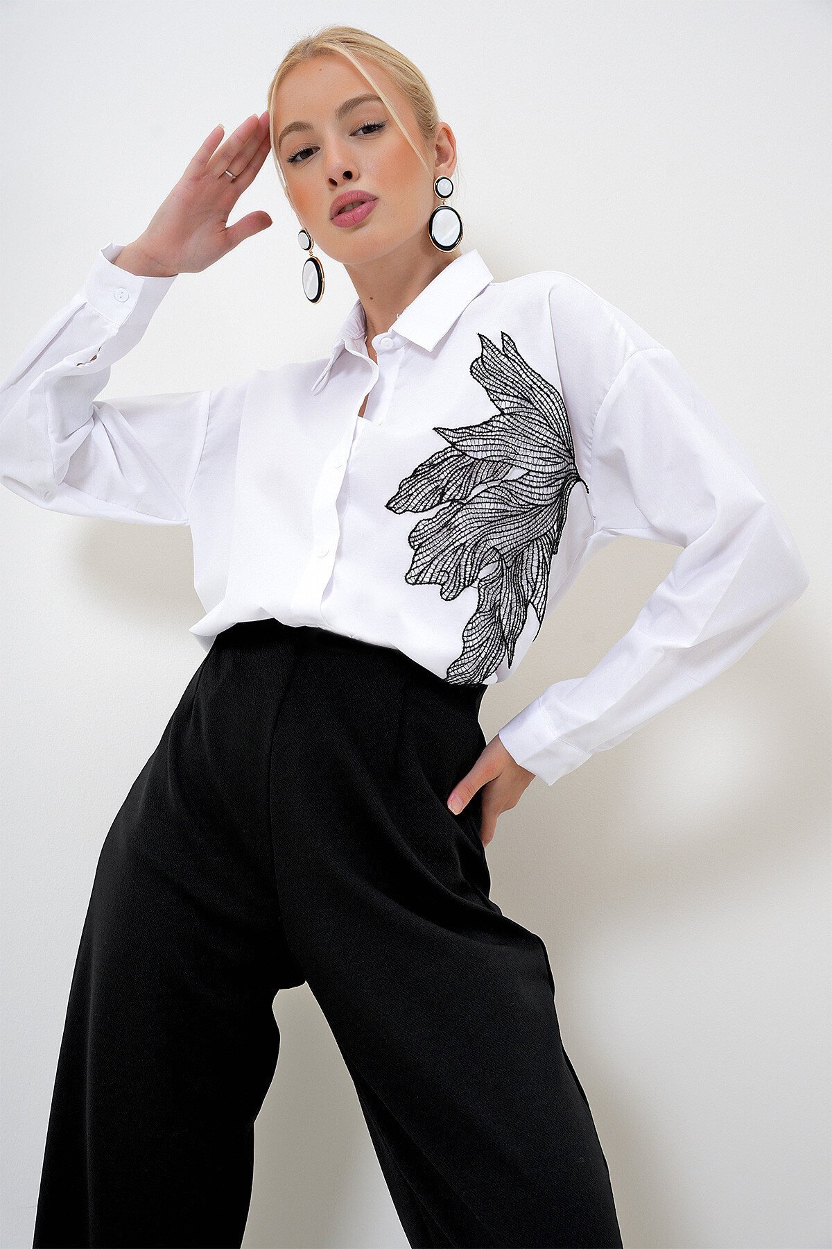 Beyaz Nakışlı Oversize Uzun Dokuma Gömlek