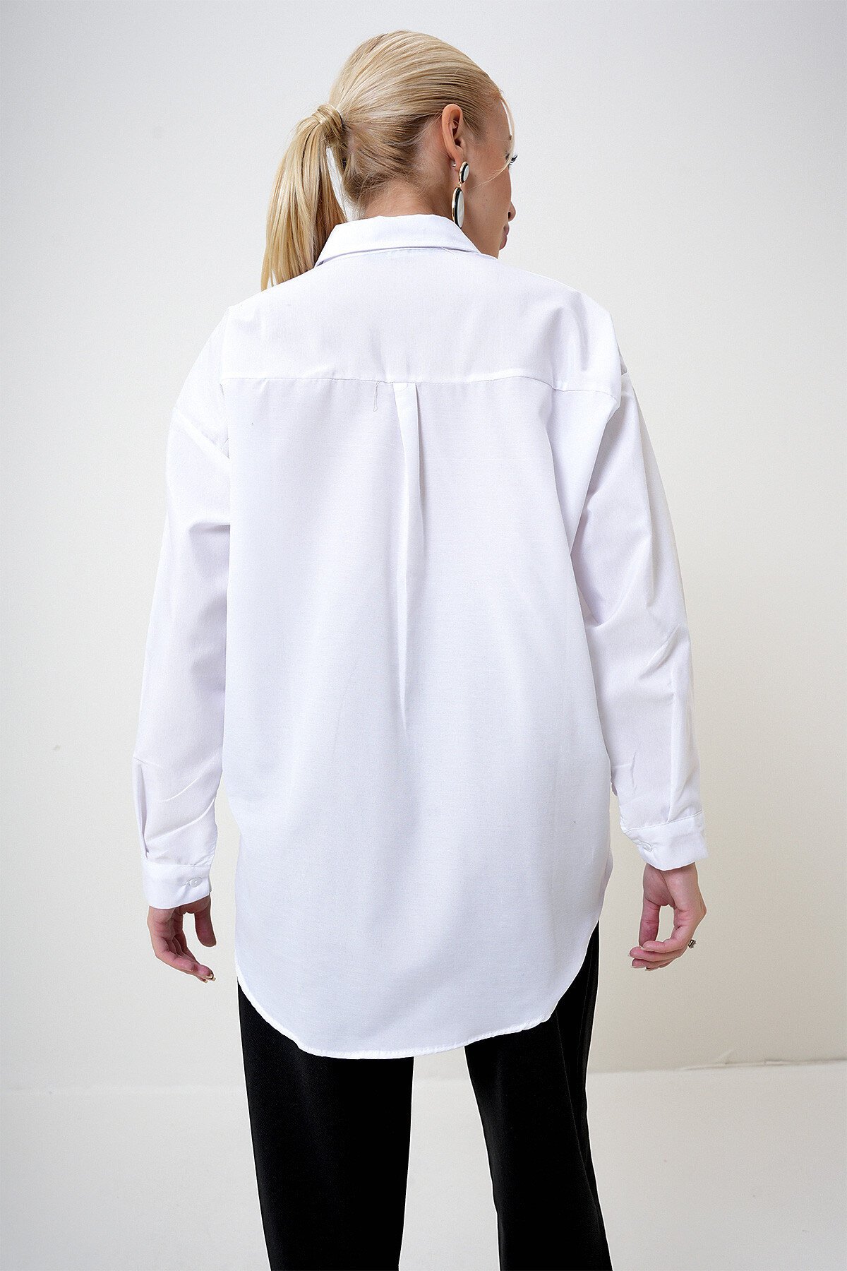 Beyaz Nakışlı Oversize Uzun Dokuma Gömlek