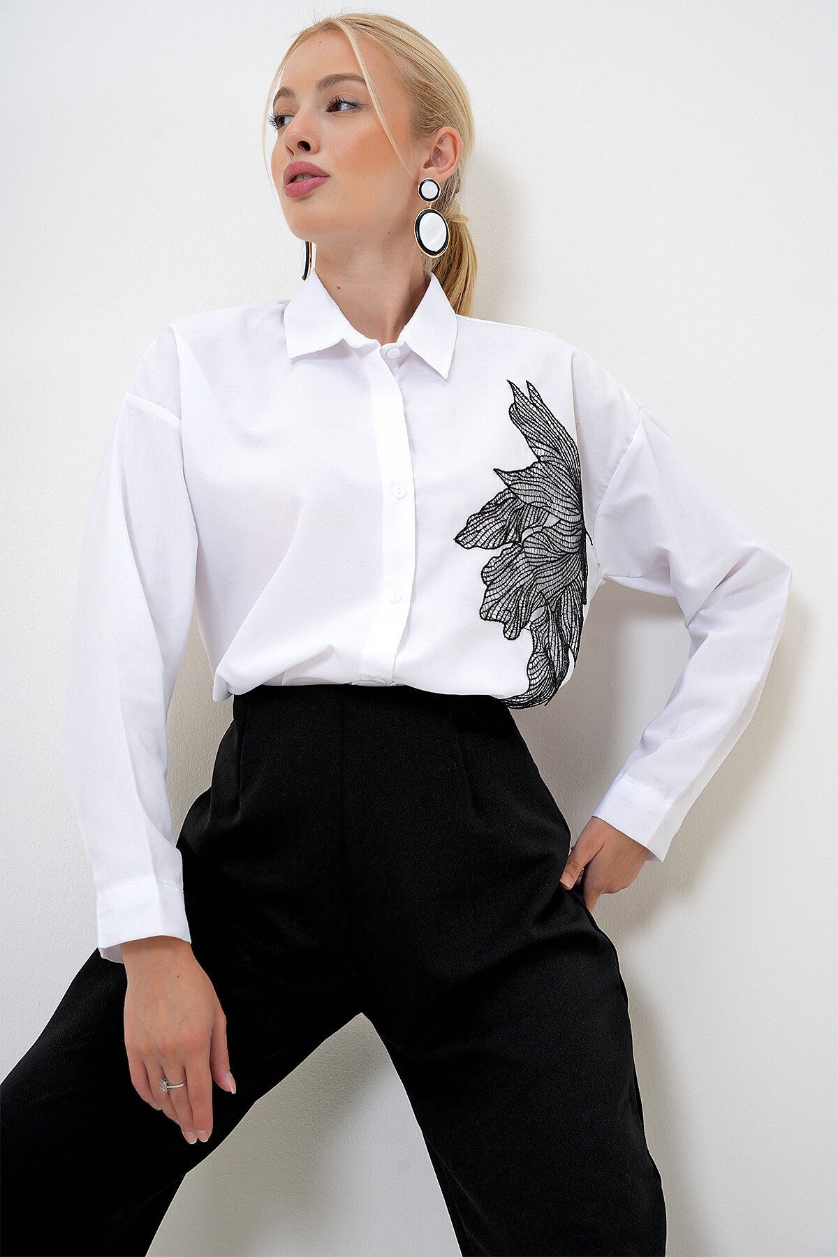 Beyaz Nakışlı Oversize Uzun Dokuma Gömlek