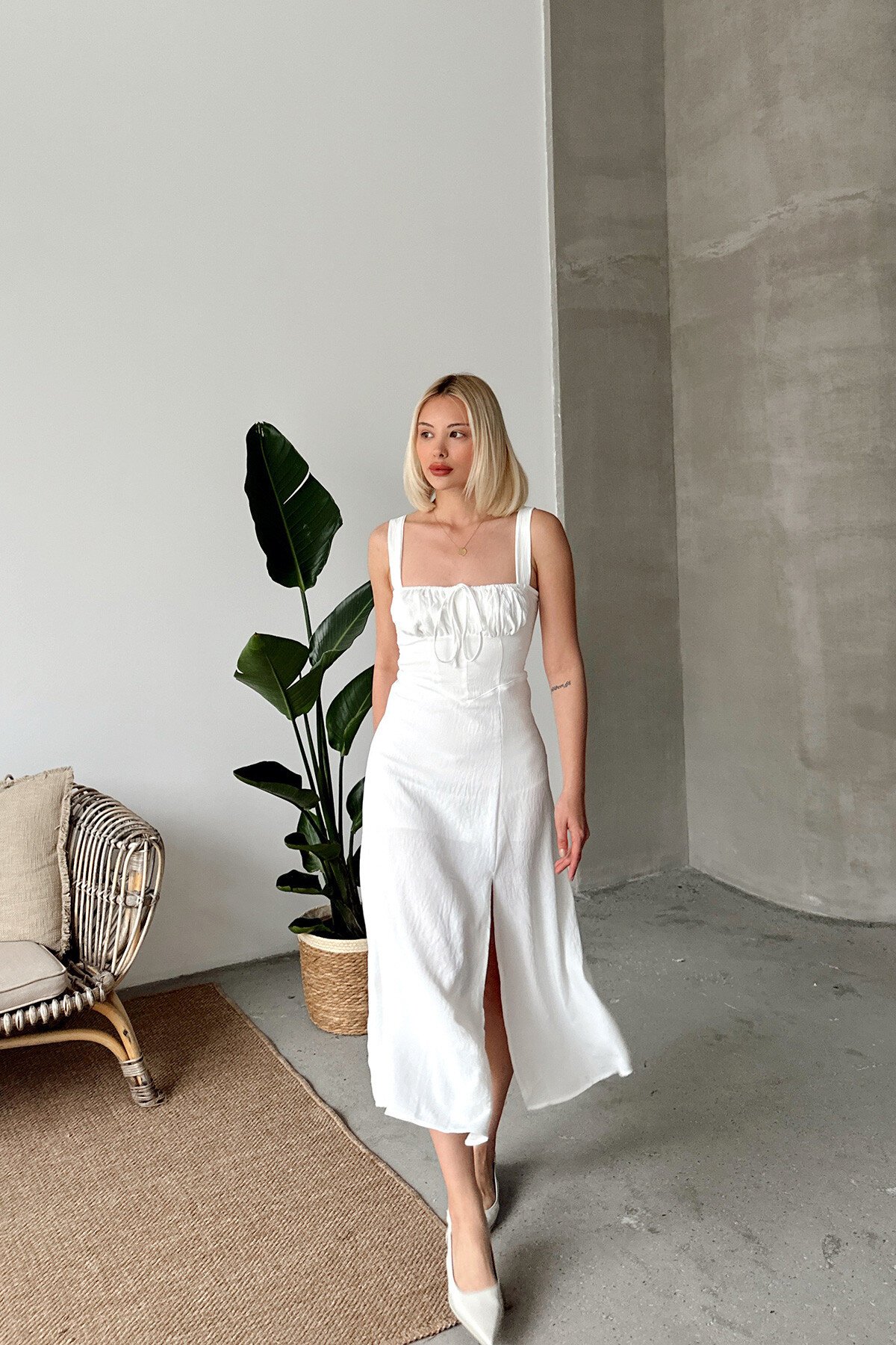 Beyaz Önü Büzgülü Yırtmaçlı Arkası Bağcıklı Kalın Askılı Elbise