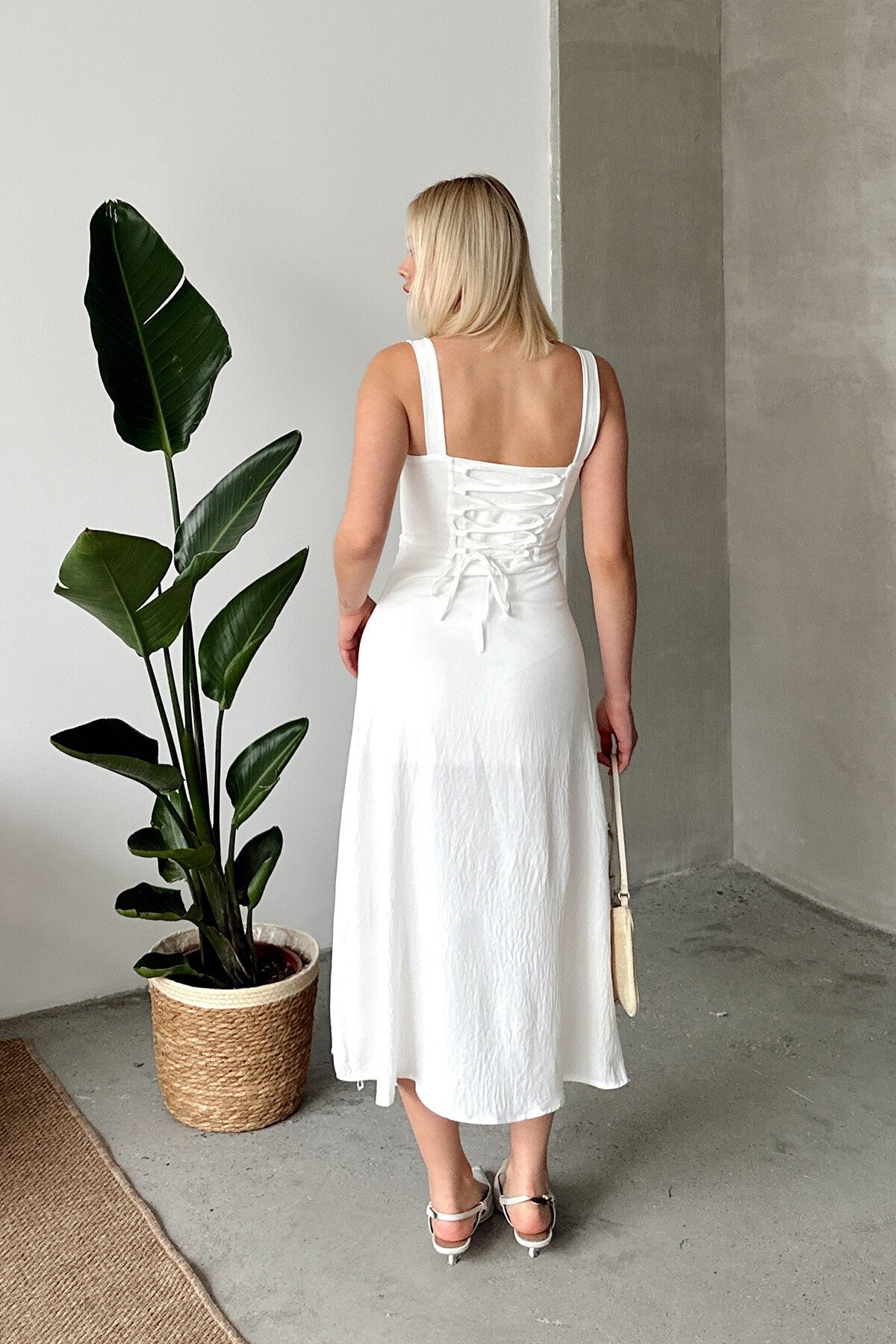 Beyaz Önü Büzgülü Yırtmaçlı Arkası Bağcıklı Kalın Askılı Elbise