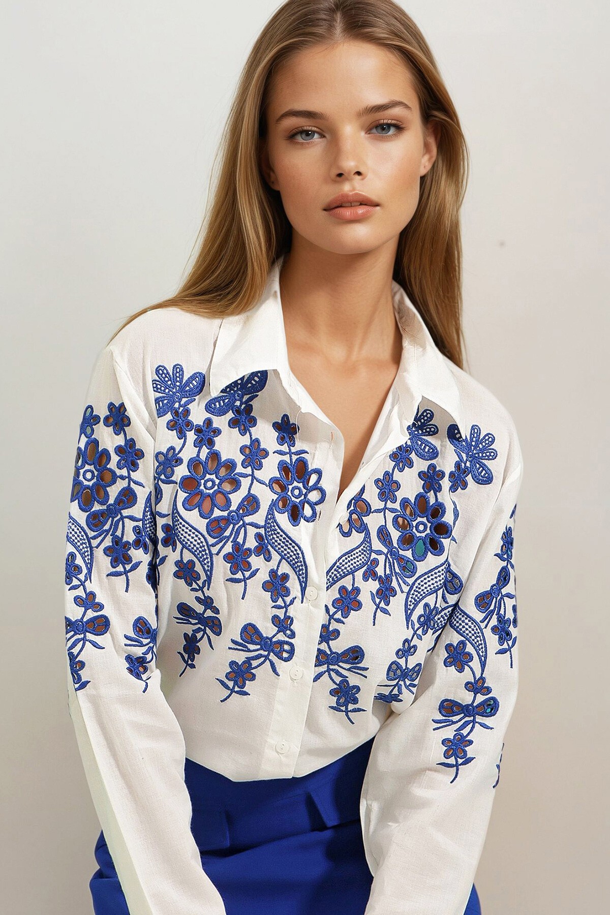 Beyaz Önü Ve Kolları Nakış İşlemeli Dokuma Gömlek