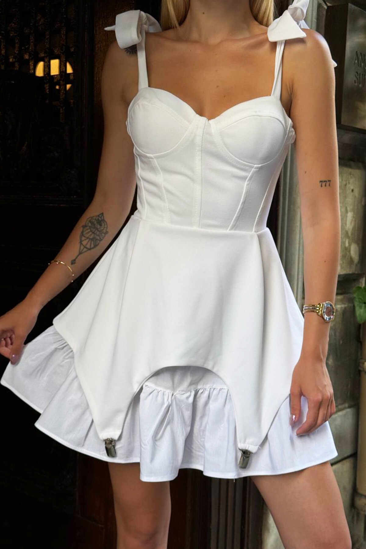 Beyaz Öpücük Yaka Askılı Etek Detaylı Mini Elbise