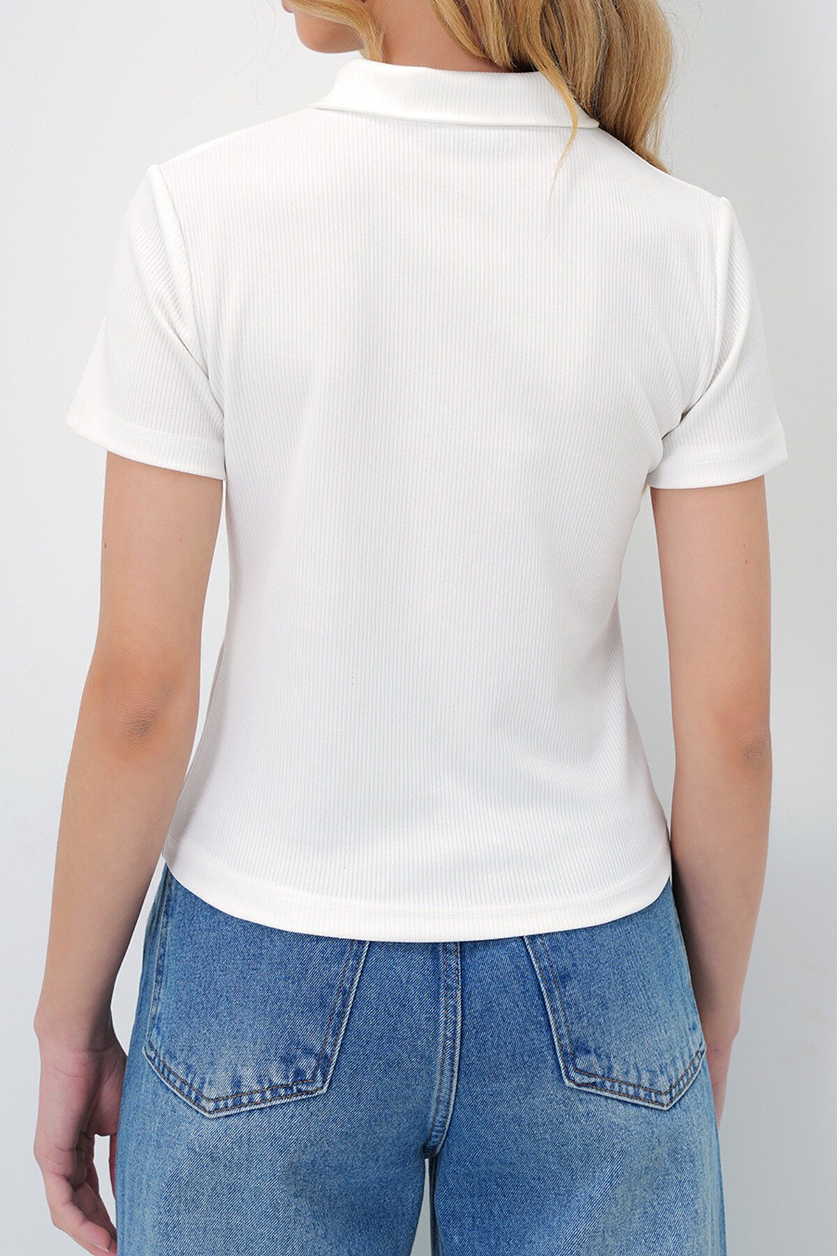 Beyaz Polo Yaka Önü Fermuarlı Kısa Kol Bluz