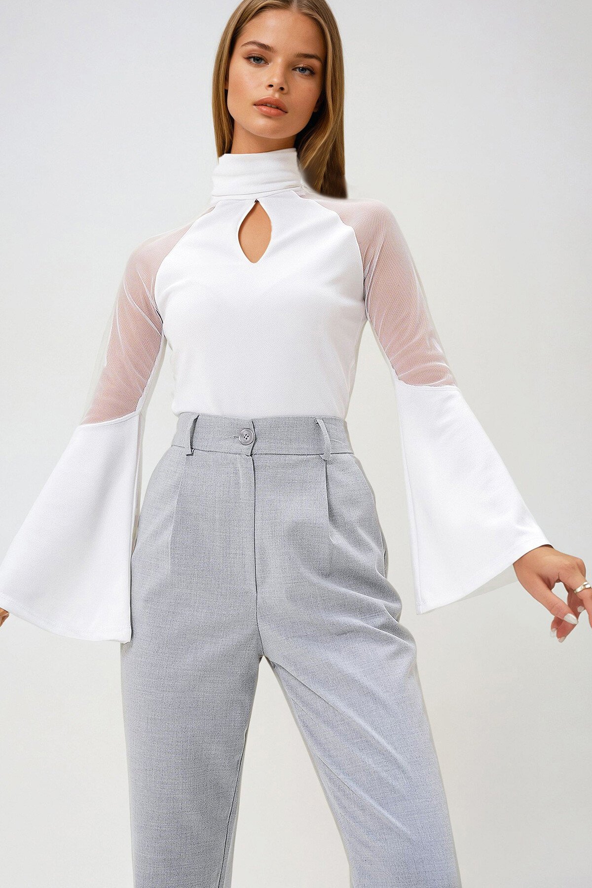 Beyaz Şal Yaka Damla Dekolteli Tül Detaylı İspanyol Kol Örme Crep Bluz