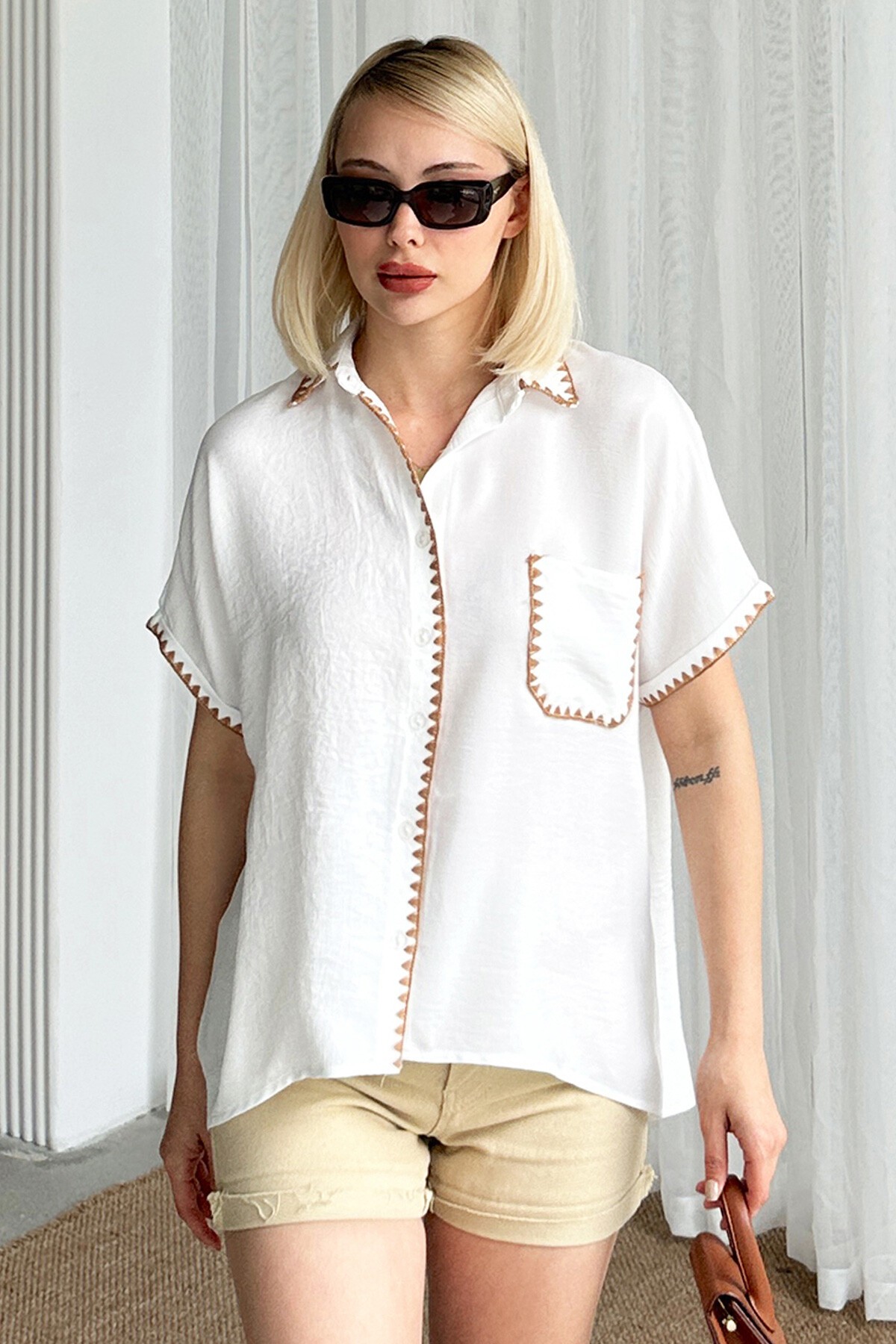 Beyaz Tek Cepli İşleme Detaylı Keten Gömlek