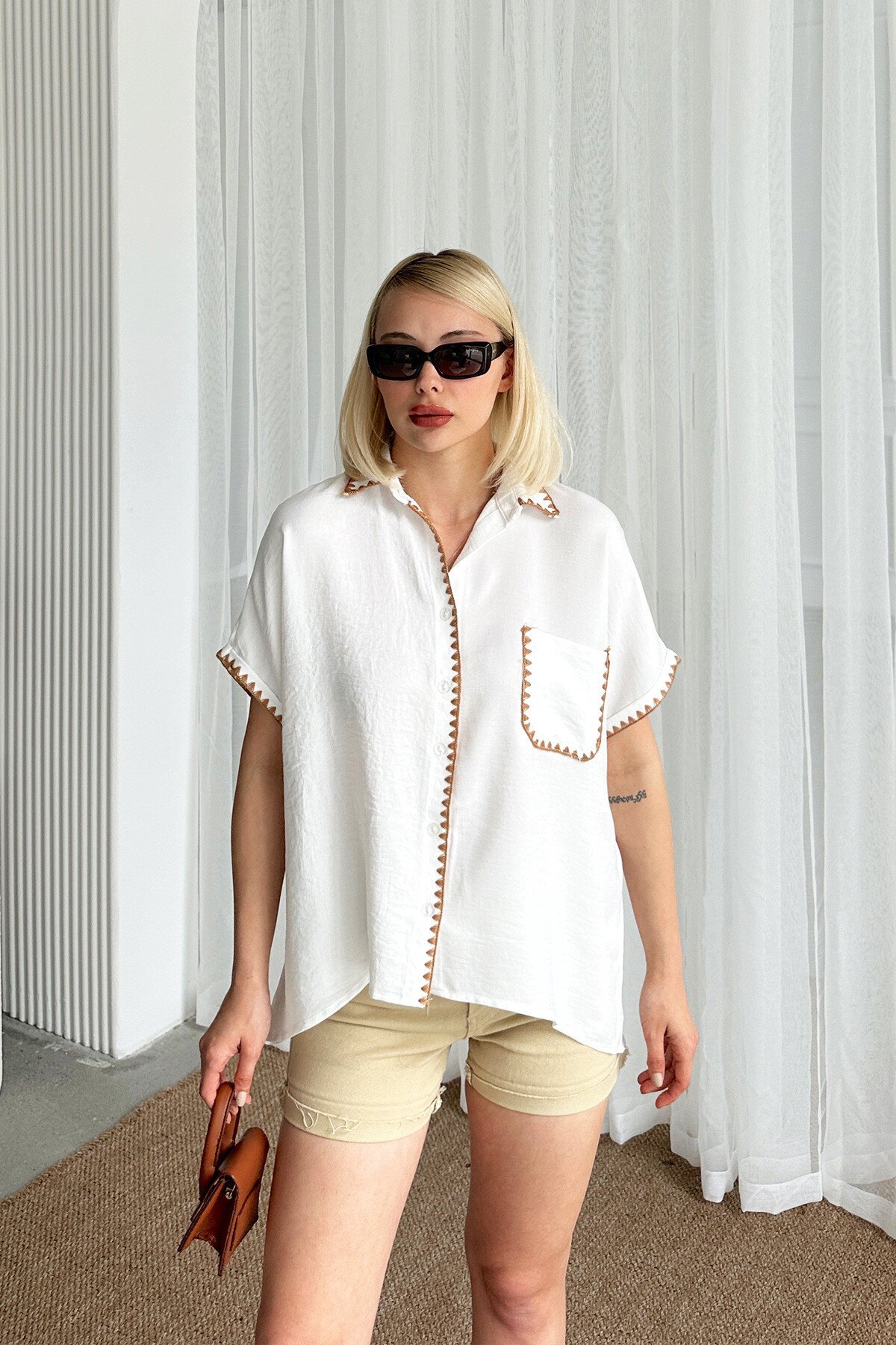 Beyaz Tek Cepli İşleme Detaylı Keten Gömlek