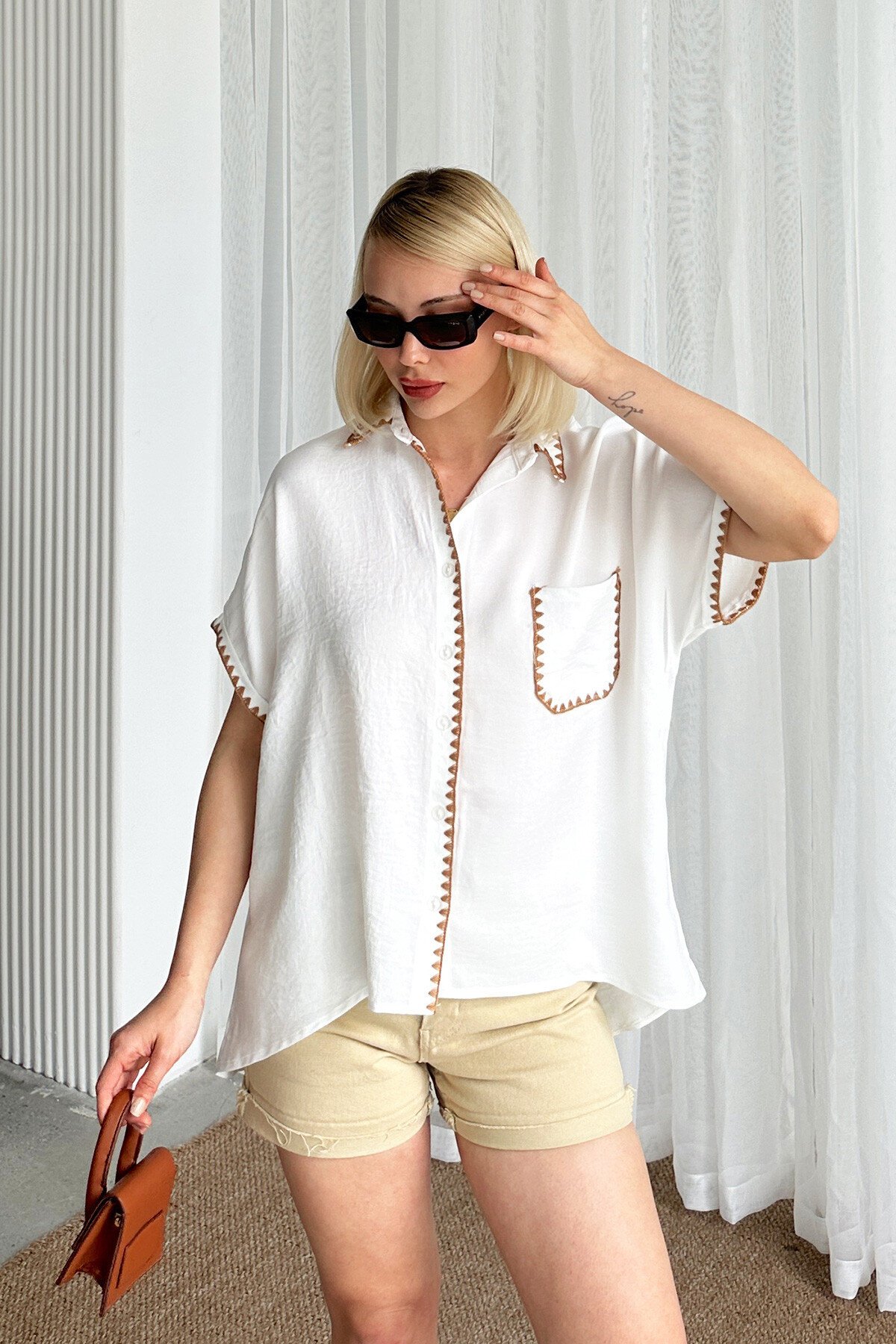 Beyaz Tek Cepli İşleme Detaylı Keten Gömlek