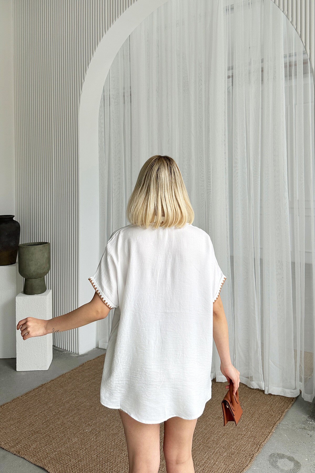 Beyaz Tek Cepli İşleme Detaylı Keten Gömlek