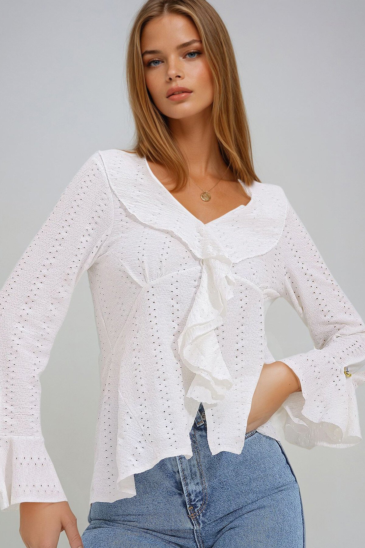 Beyaz Uzun Kol V Yaka Jakarlı Fırfırlı Bluz