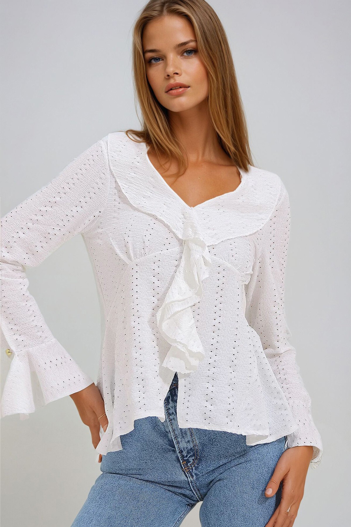 Beyaz Uzun Kol V Yaka Jakarlı Fırfırlı Bluz