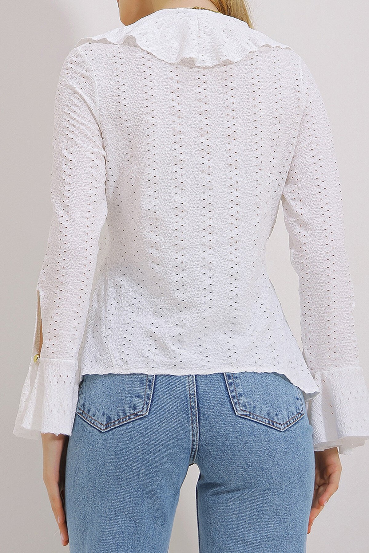 Beyaz Uzun Kol V Yaka Jakarlı Fırfırlı Bluz