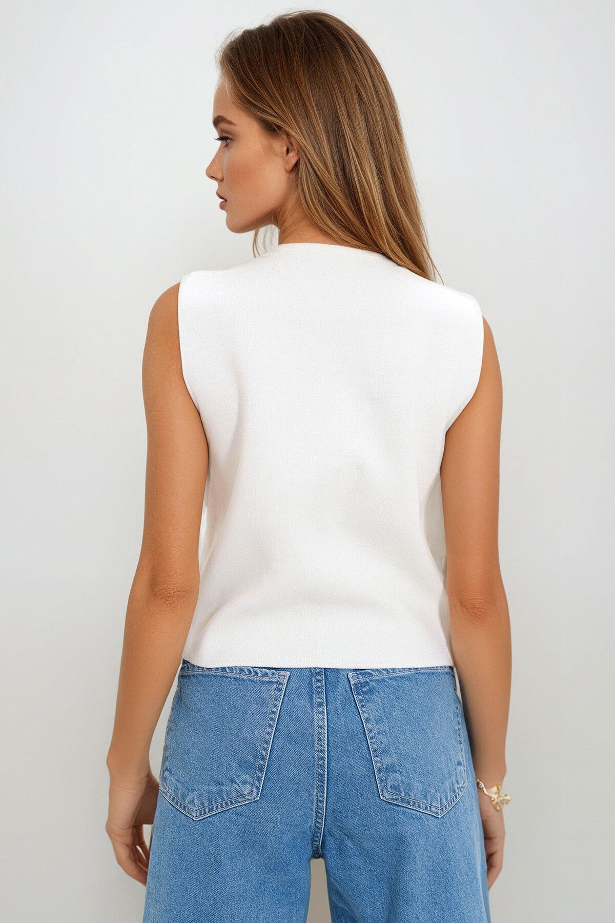 Beyaz V Yaka Gold Düğme Detaylı Triko Yelek