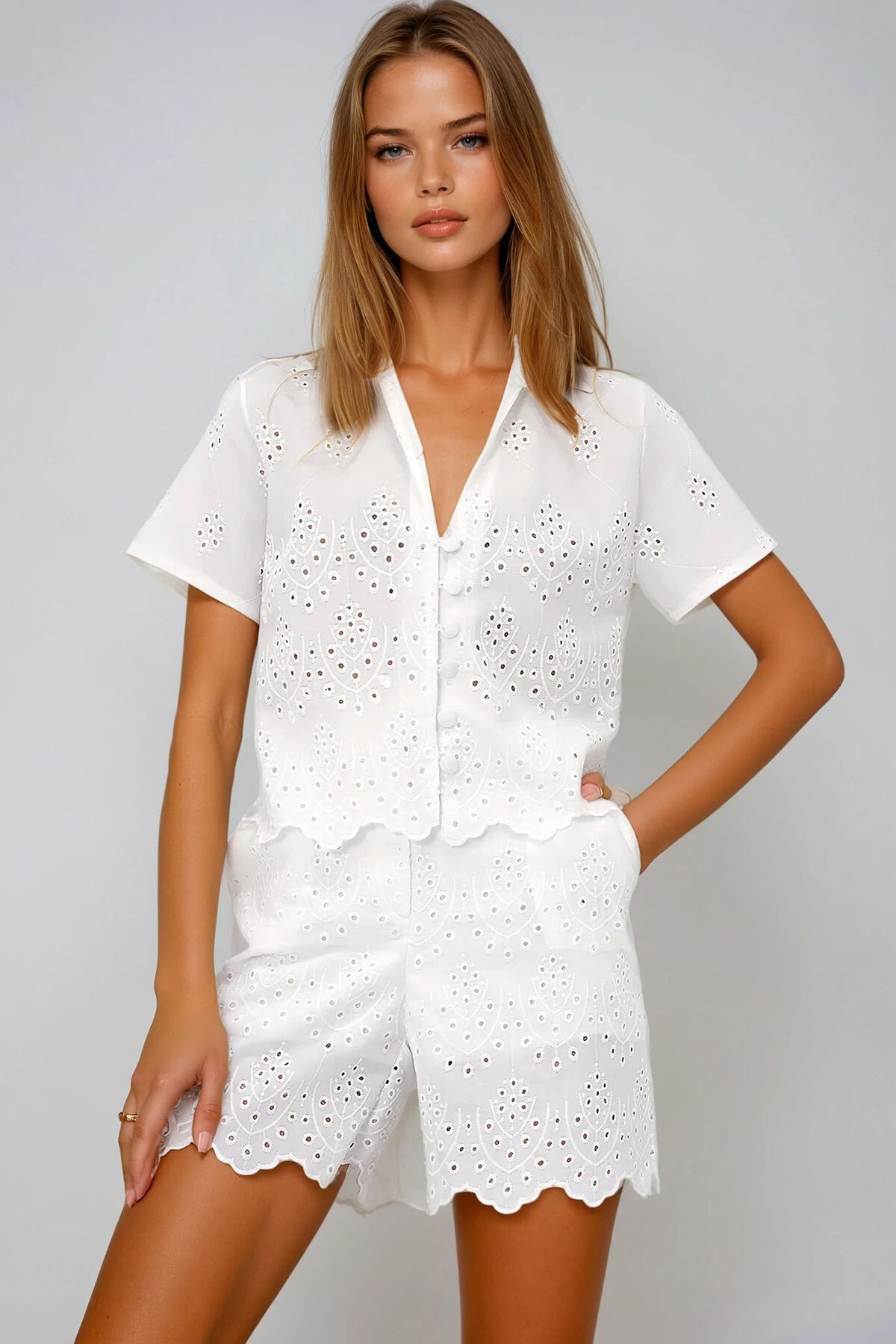 Beyaz V Yaka Kısa Kollu Fisto Gömlek Ve Şortlu Takım