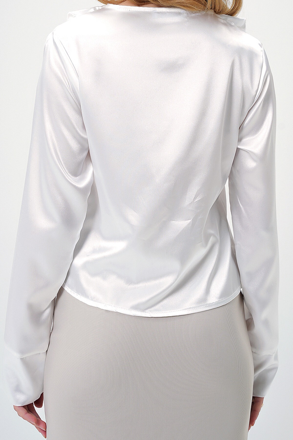 Beyaz V Yaka Önden Bağlamalı Fırfırlı Saten Bluz