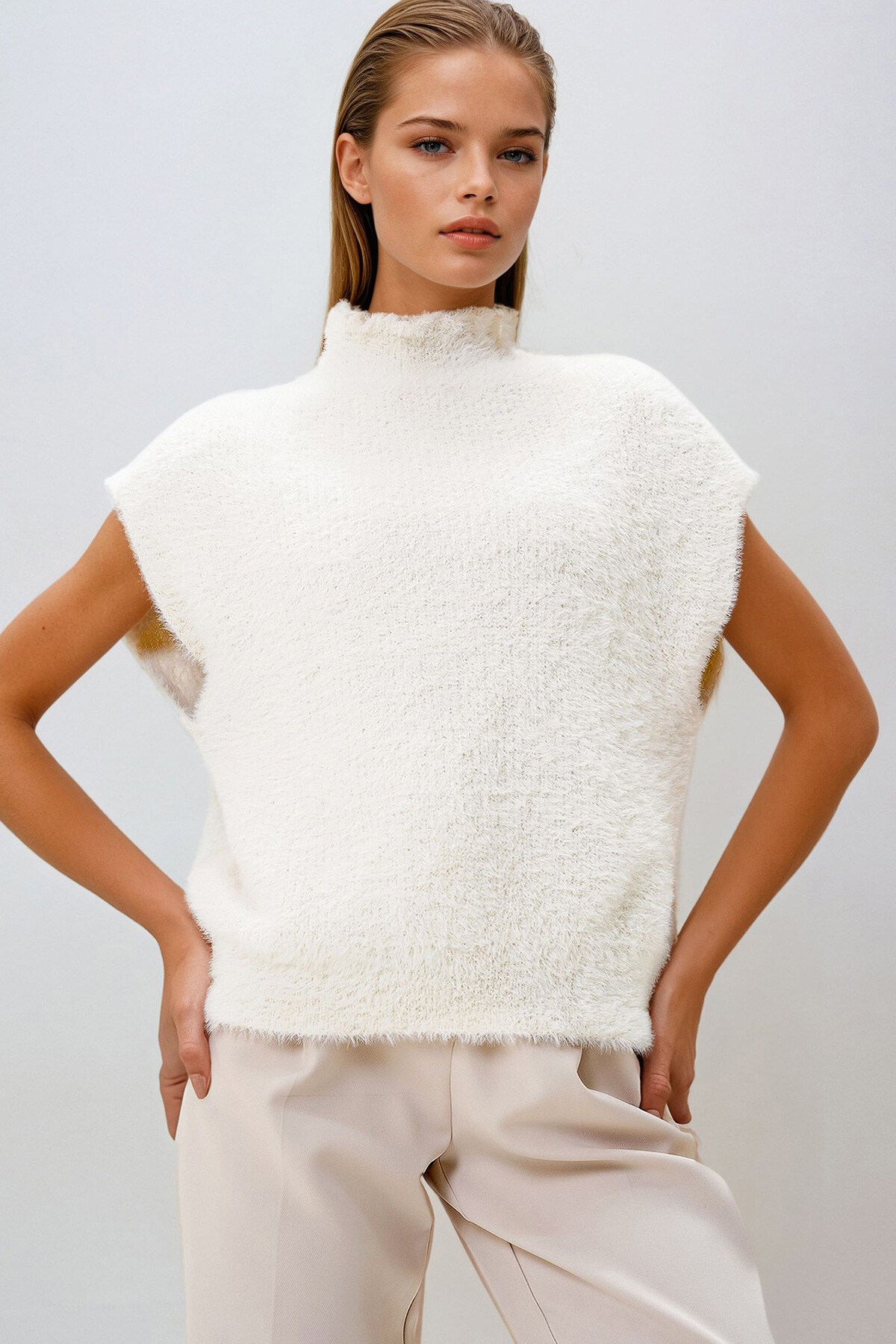 Beyaz Yarım Balıkçı Yaka Yumoş İplik Triko Süveter Kazak