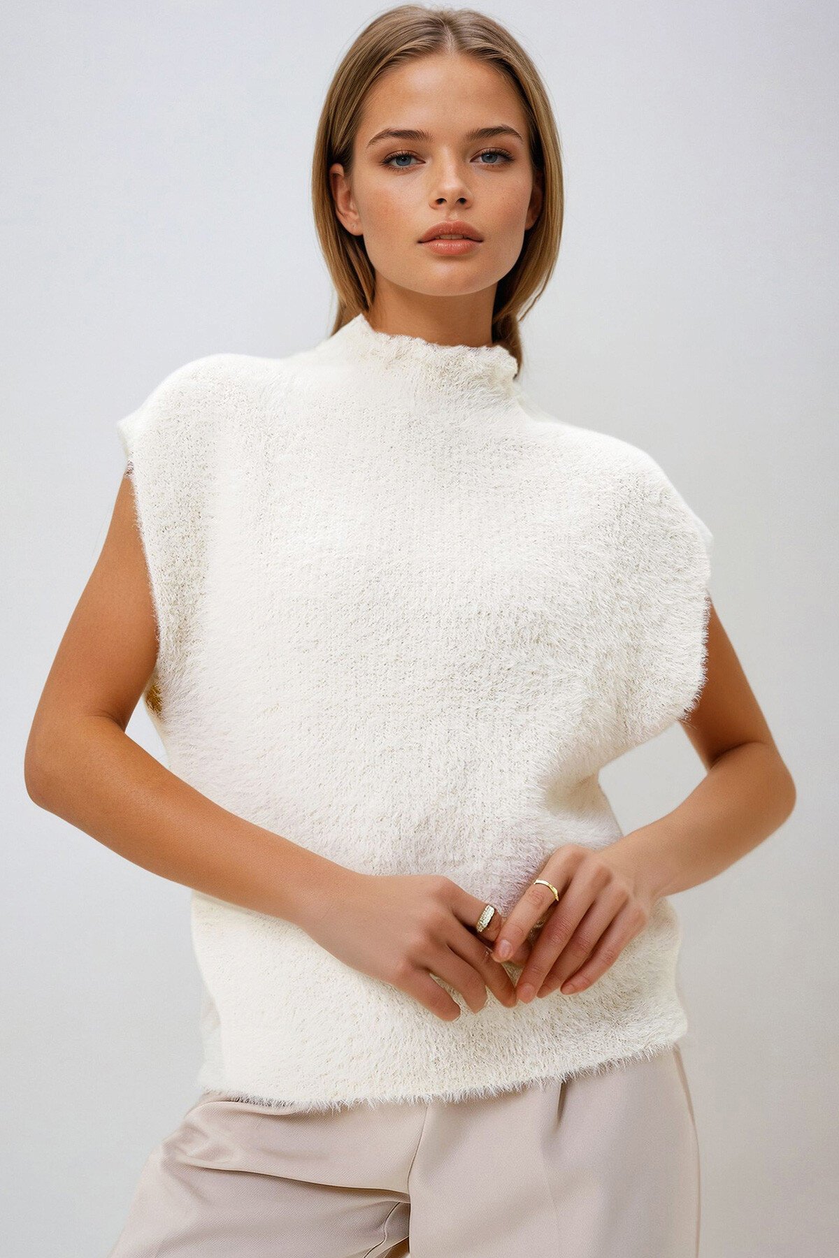 Beyaz Yarım Balıkçı Yaka Yumoş İplik Triko Süveter Kazak