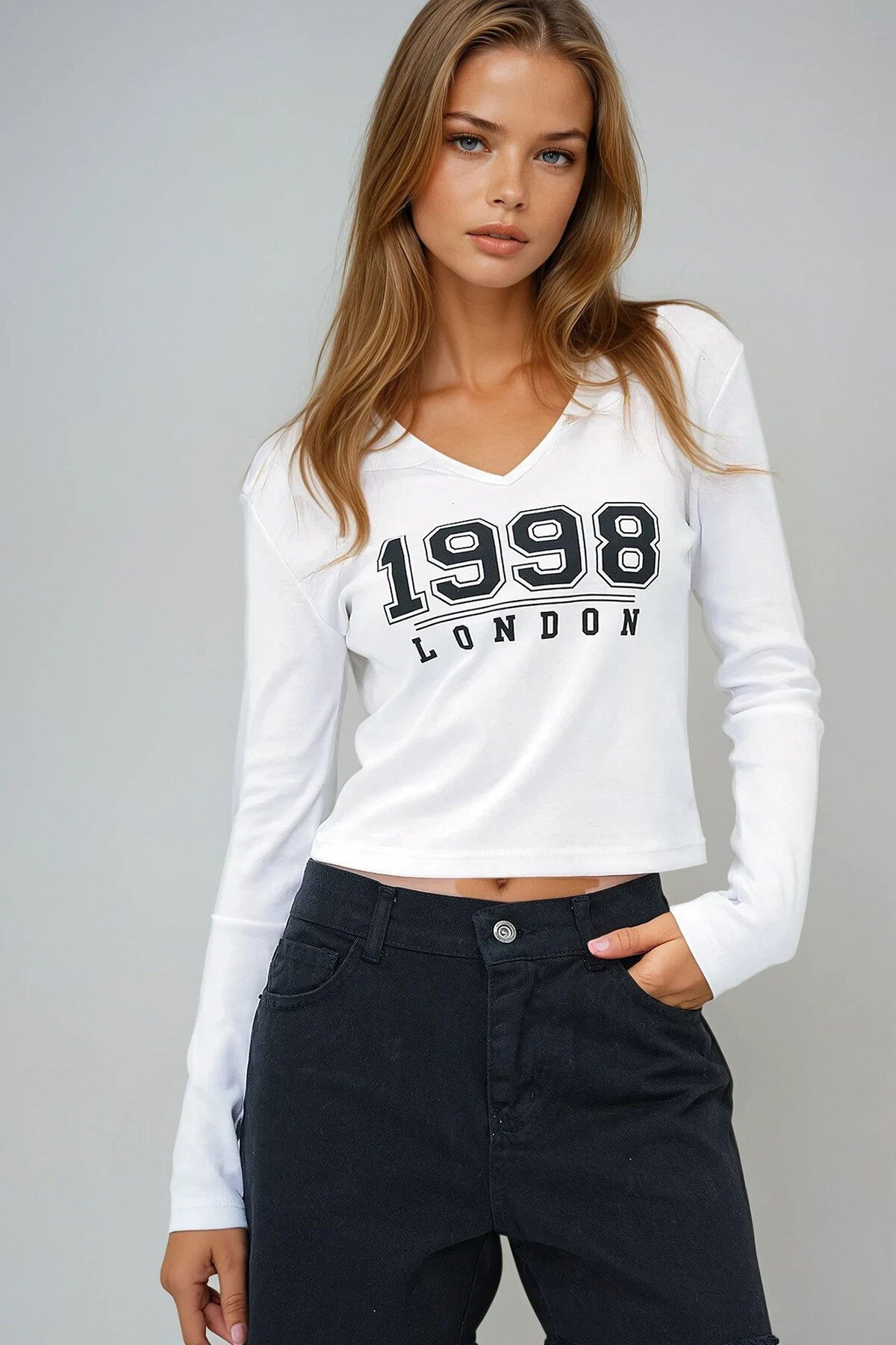 Beyaz Yırtmaç Yaka Yazı Baskılı Crop Bluz