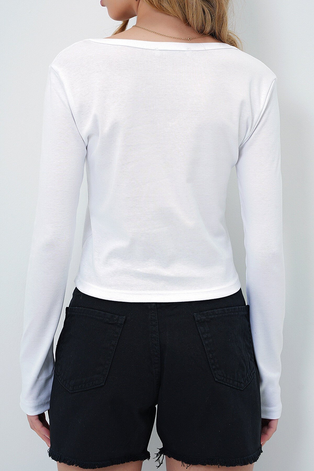 Beyaz Yırtmaç Yaka Yazı Baskılı Crop Bluz