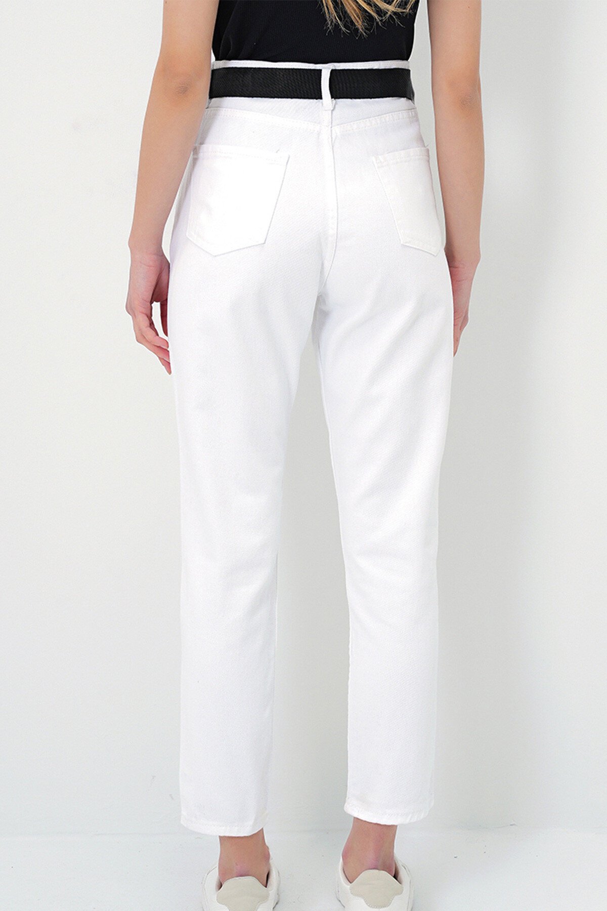 Beyaz Yüksek Bel Cep Detaylı Kemerli Jean Pantolon